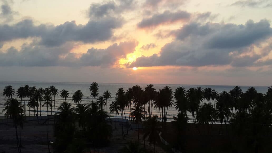 Vista da faixa de areia e do mar na Praia do Paiva em Pernambuco