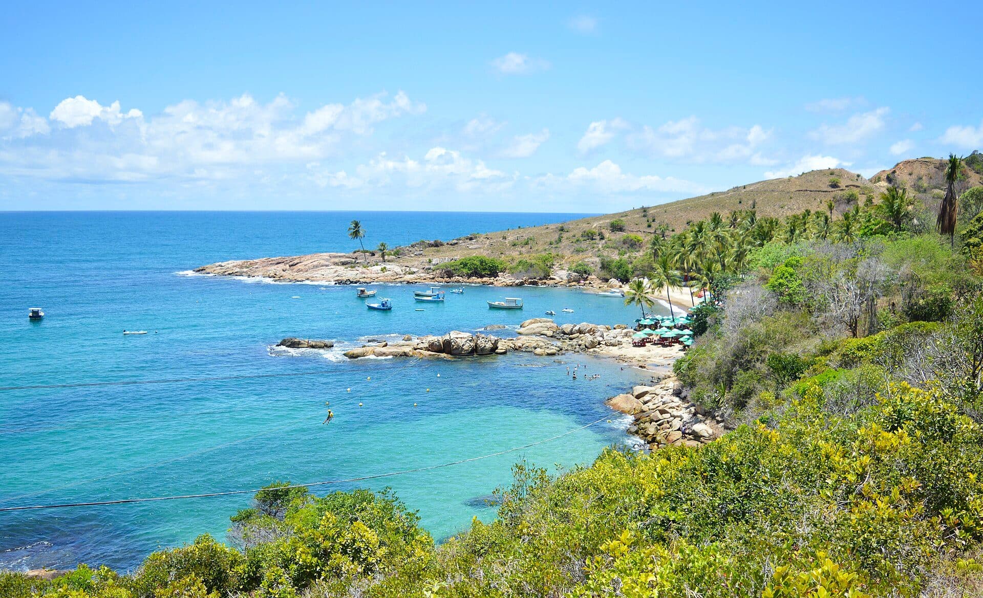 Vista da orla e do mar na Praia de Calhetas
