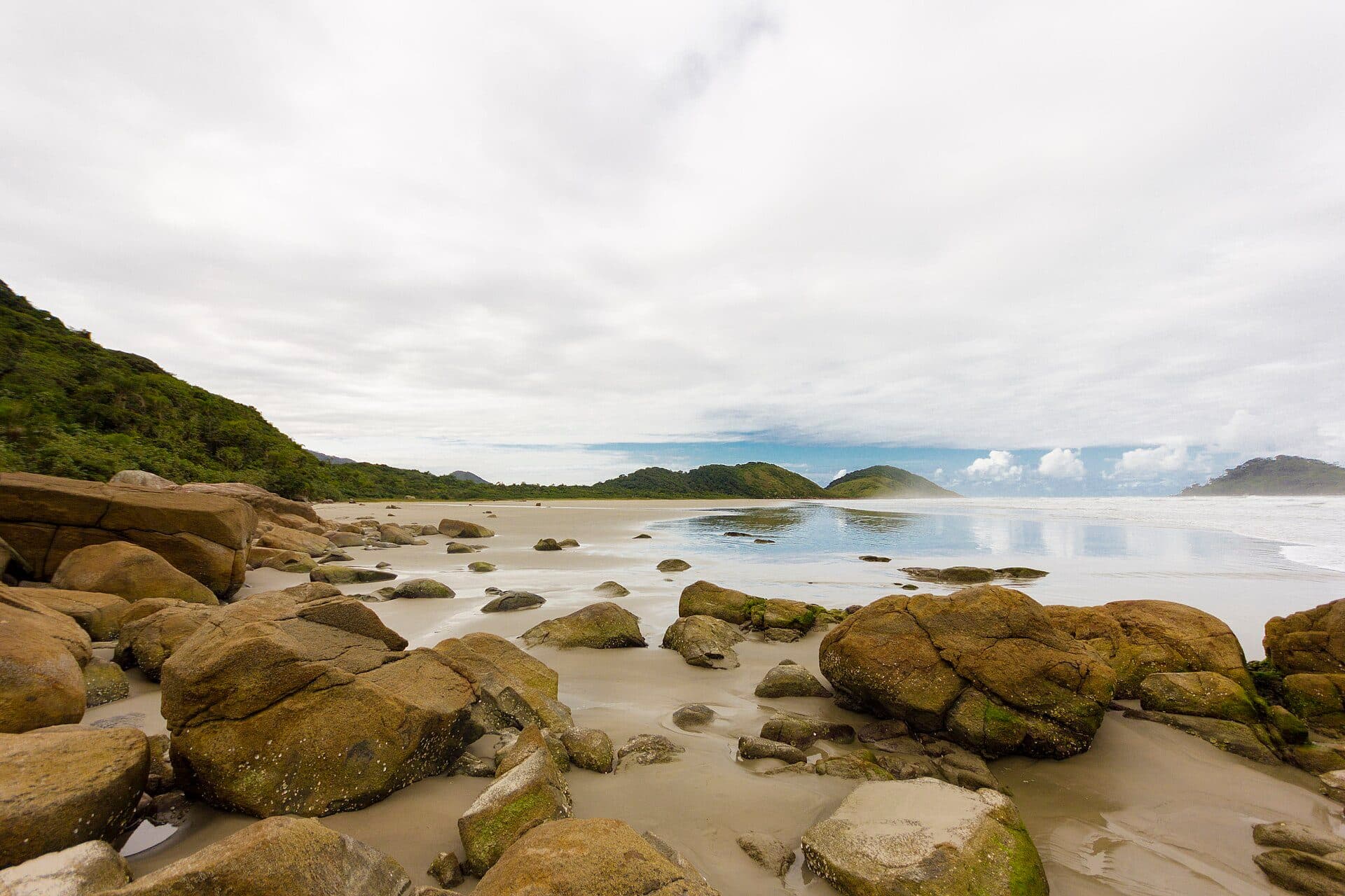 Vista da orla e do mar na Praia Cambriú em Cananéia