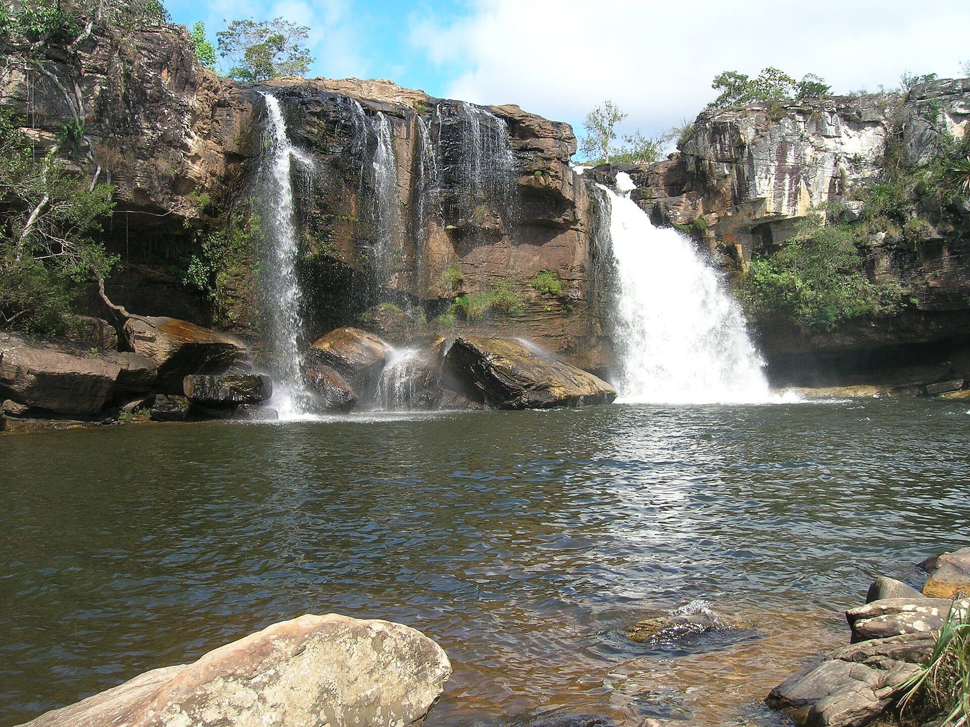 Vista da queda d'água da Cachoeira Três Barras