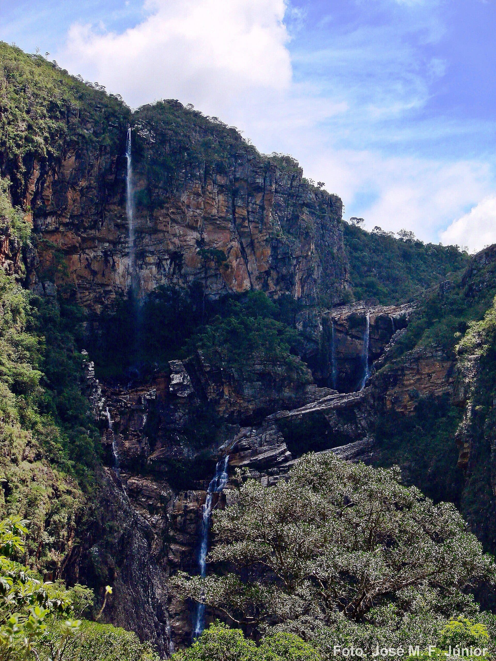 Vista da queda d'água da Cachoeira Rabo de Cavalo