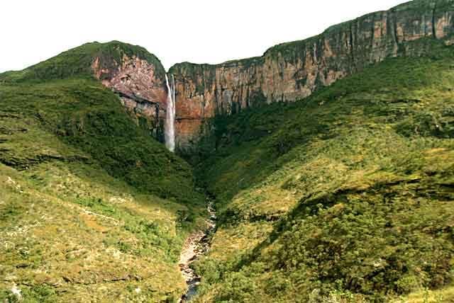 Vista da queda d'água da Cachoeira do Tabuleiro
