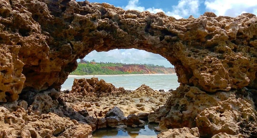 Formação rochosa da Pedra Furada na Praia do Amor na Paraíba