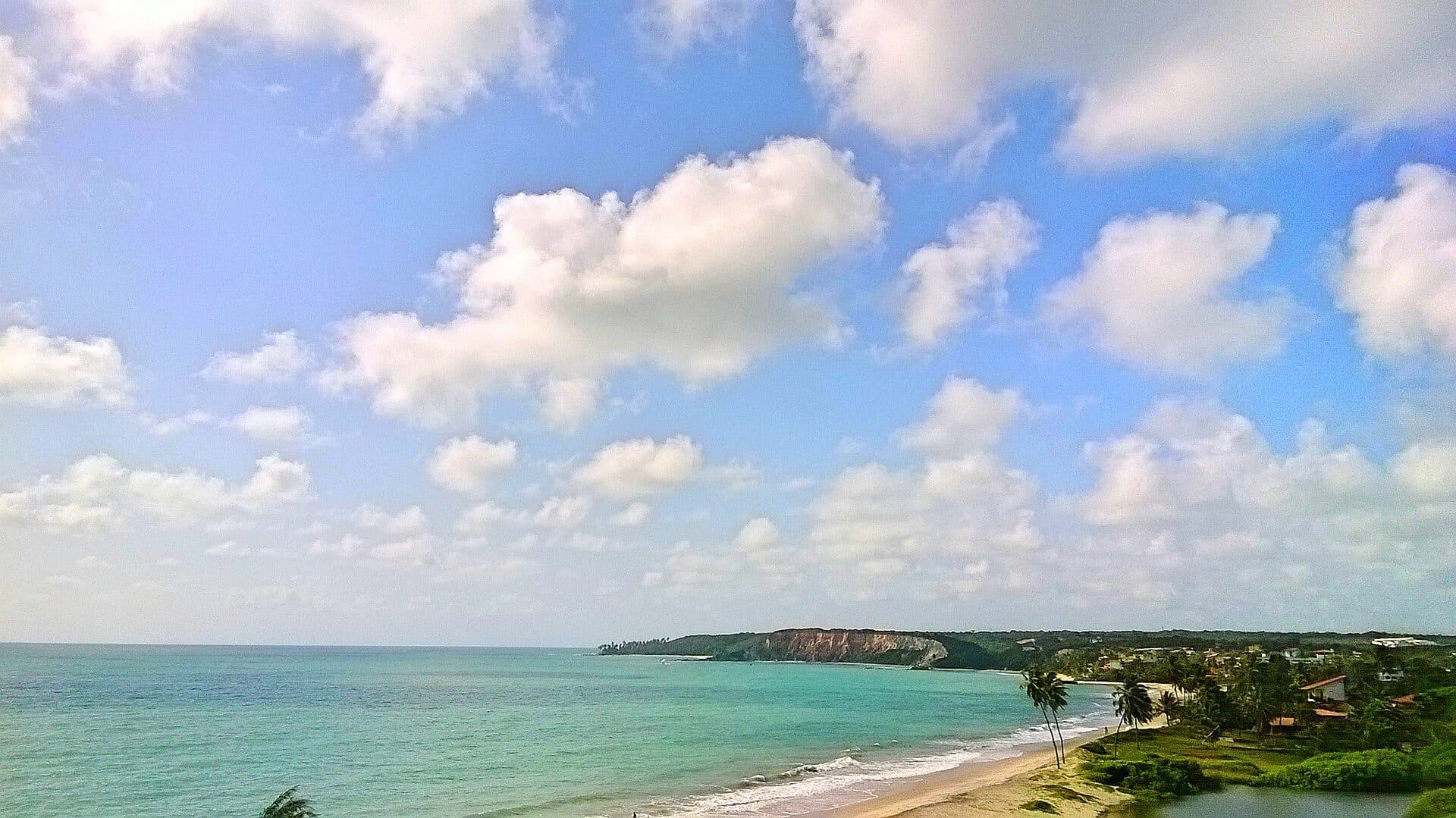 Vista da faixa de areia e do mar na Praia de Jacumã
