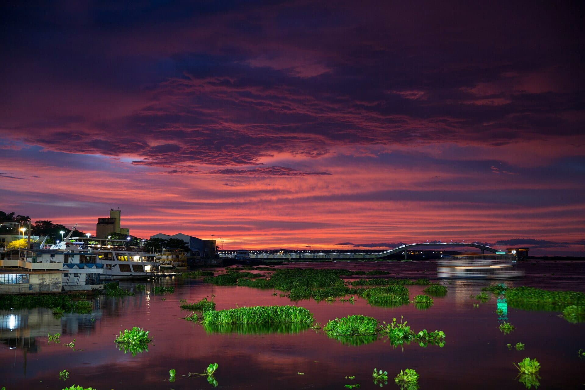 Pôr do sol sobre o Rio Paraguai em Corumbá, Mato Grosso do Sul