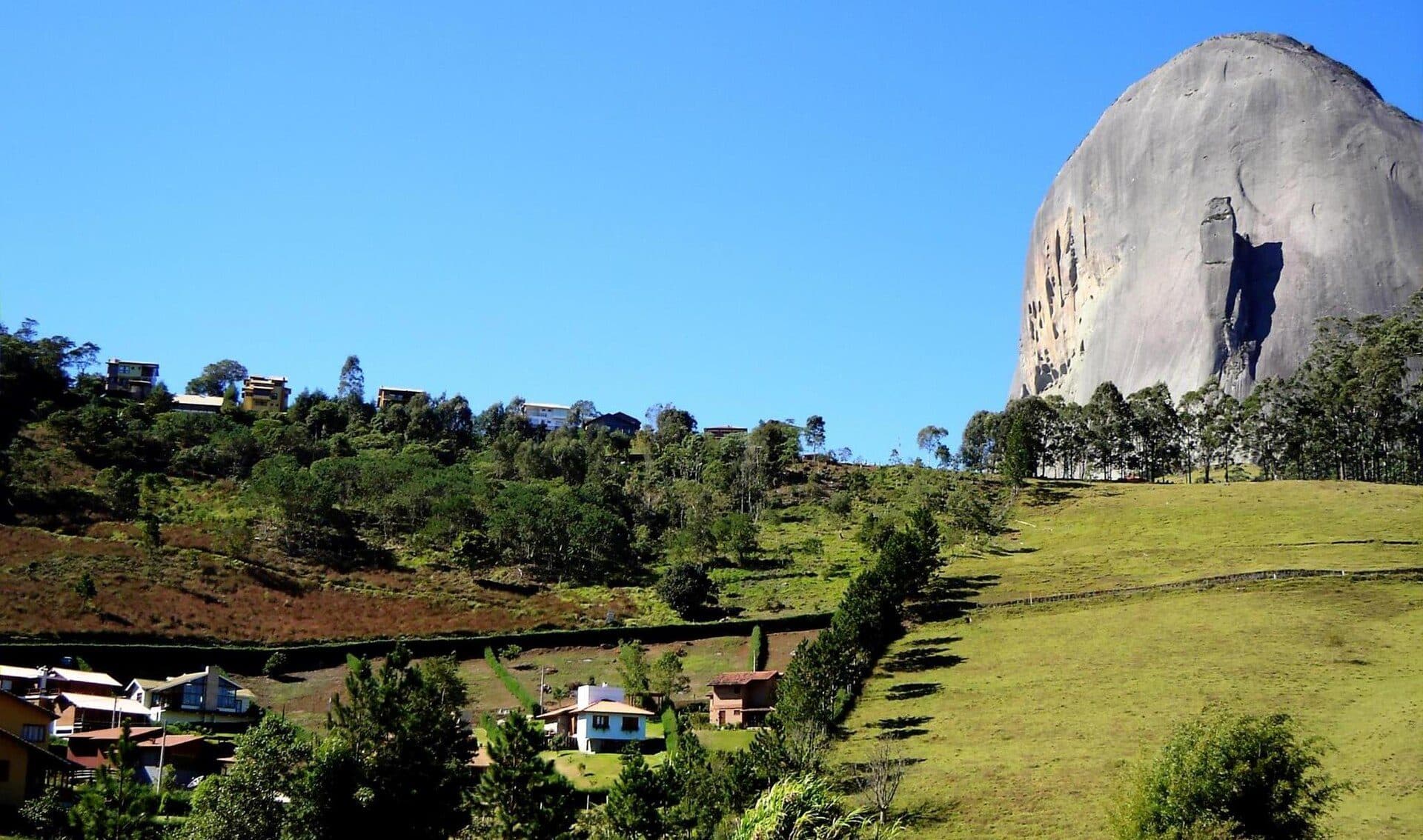 Vista da formação rochosa da Pedra Azul em Domingos Martins