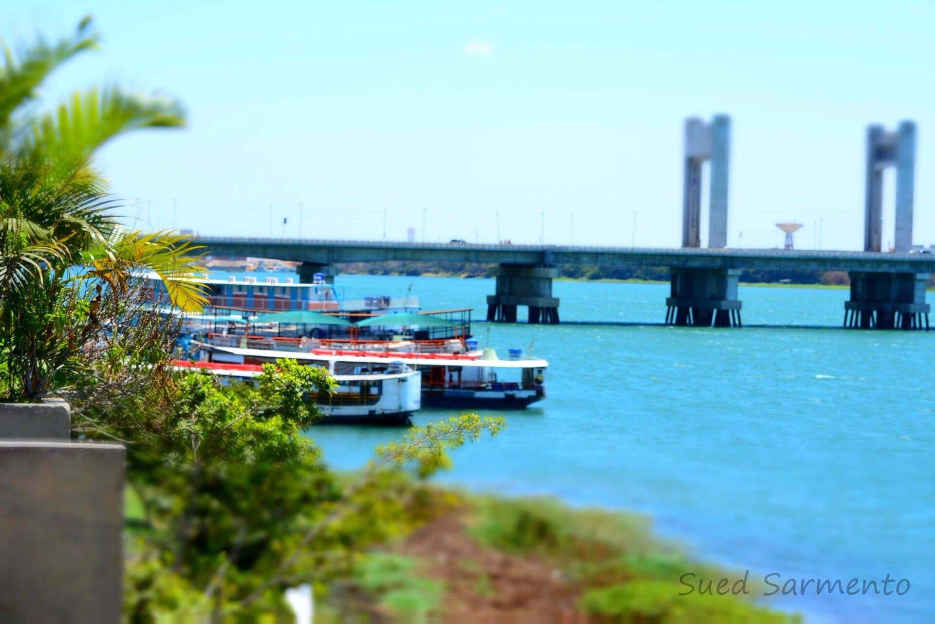 Vista do porto fluvial de Juazeiro às margens do Rio São Francisco na Bahia