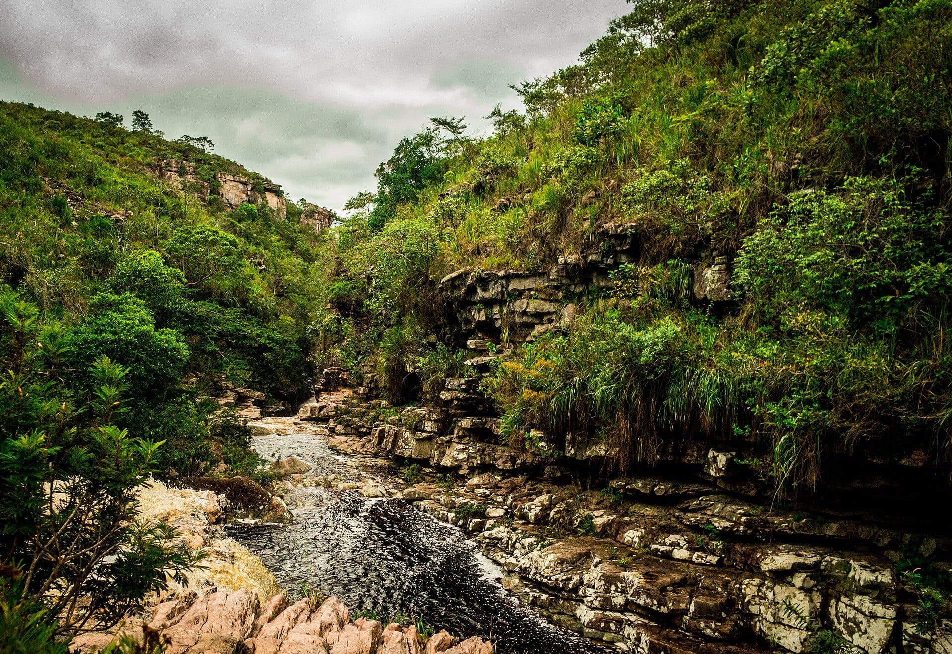 Vista da paisagem natural ao longo do Rio Mucugezinho