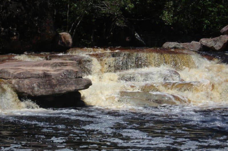 Vista da piscina natural do Poço Halley entre formações rochosas