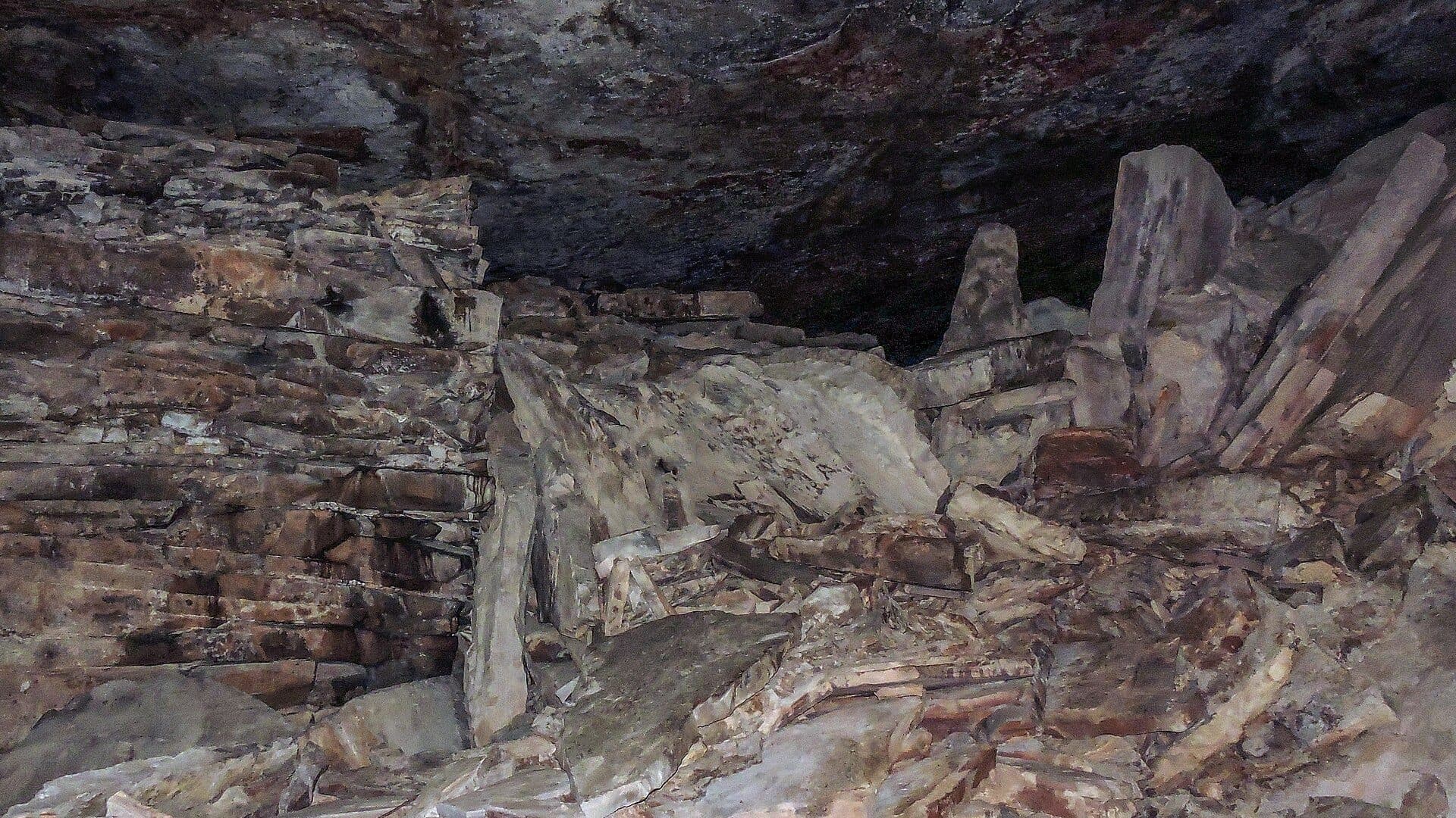 Vista da Gruta do Lapão destacando suas formações rochosas