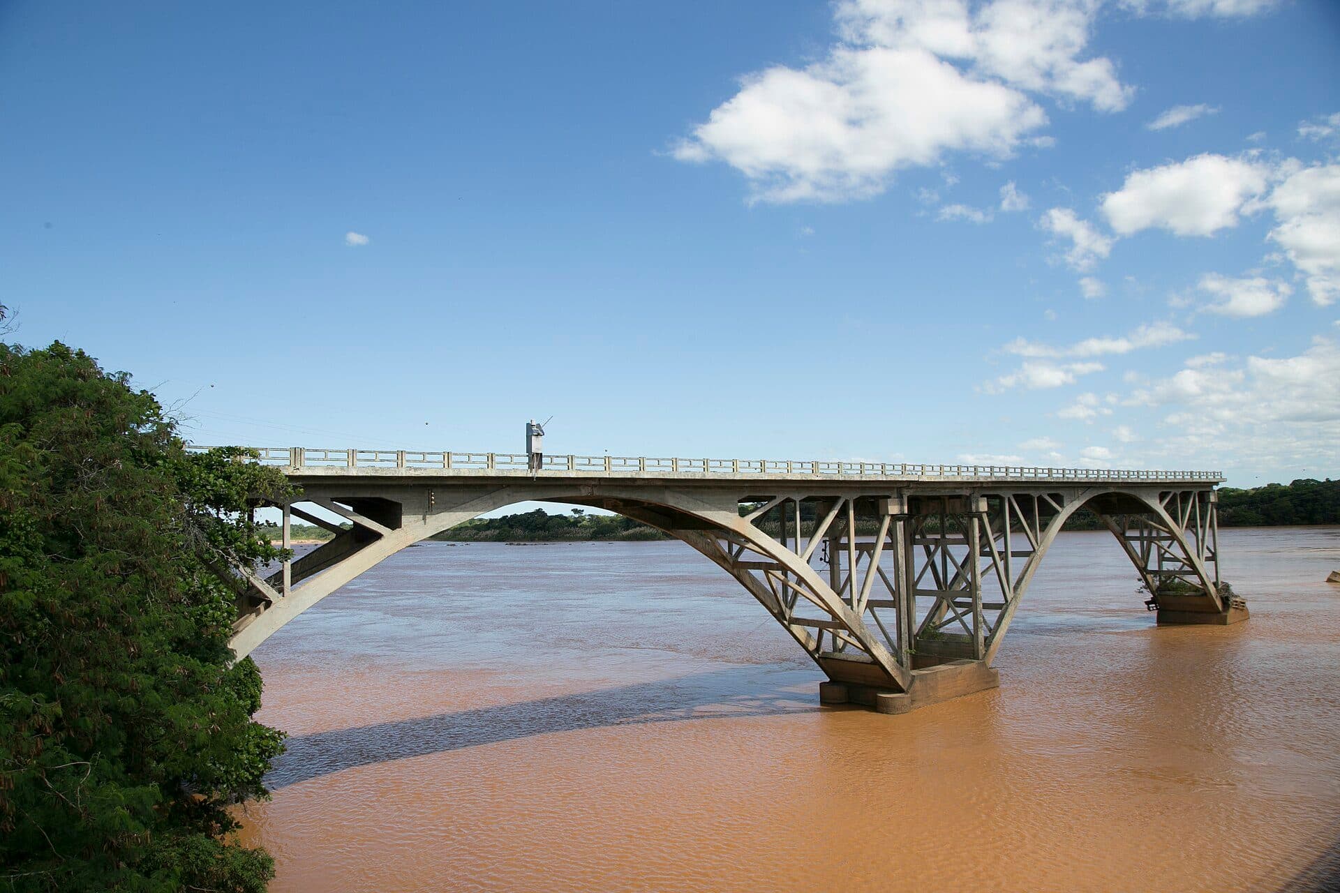 Ruínas da Ponte Getúlio Vargas sobre o Rio Doce em Linhares