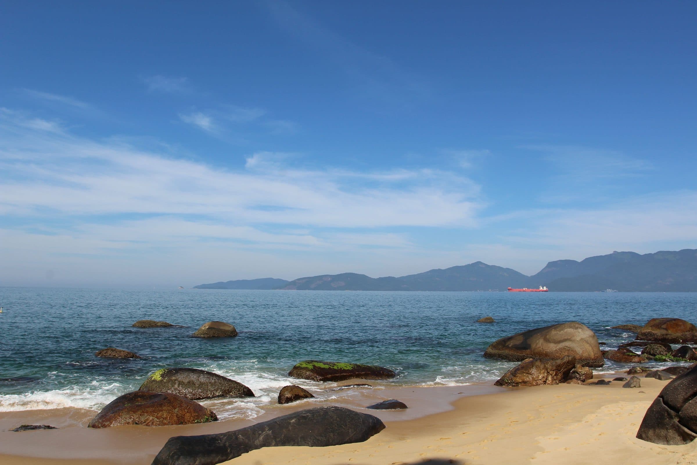 Praia em Mangaratiba, Rio de Janeiro, com vista para o mar e céu limpo