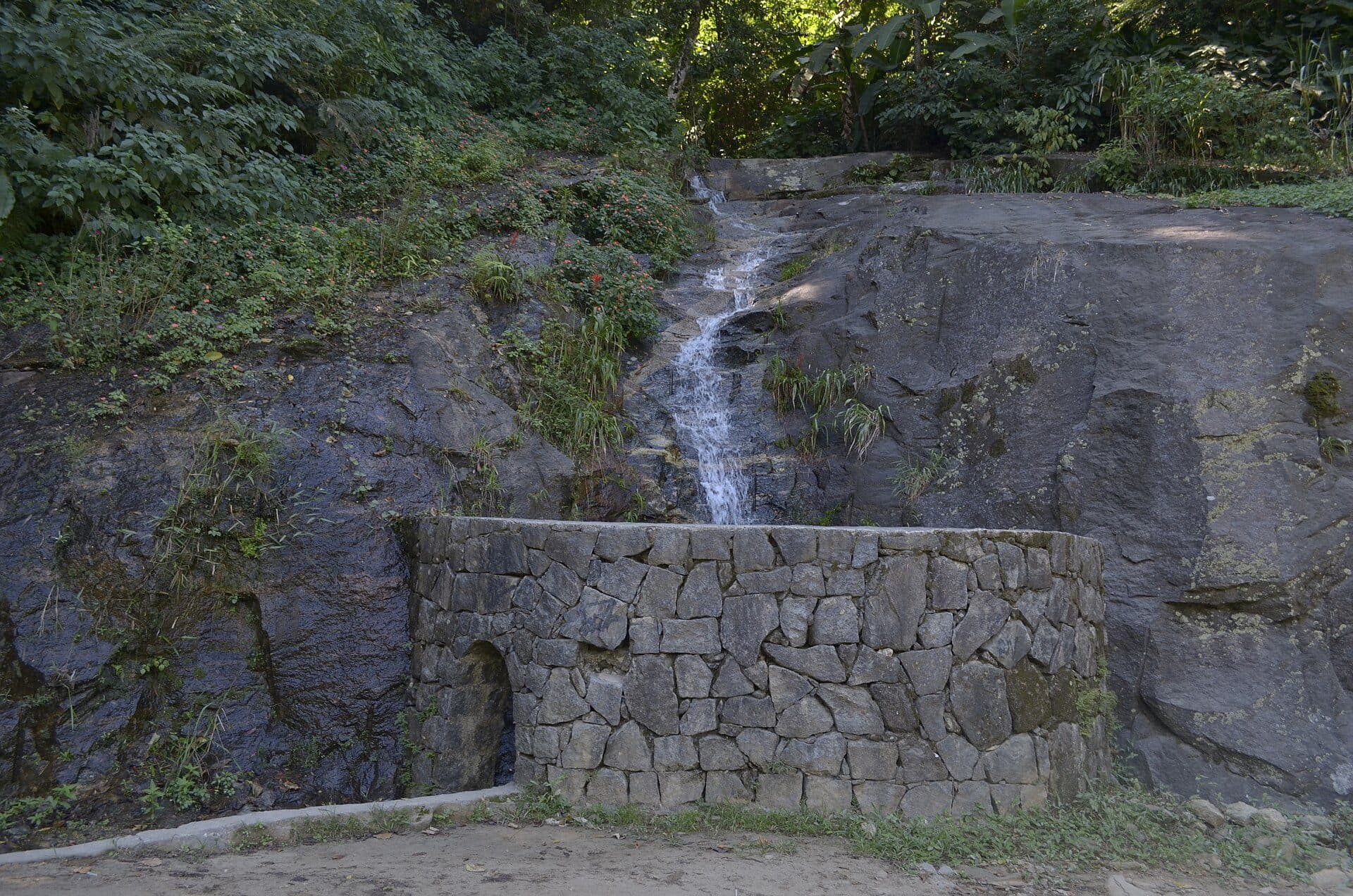 Vista da Cachoeira dos Escravos com sua queda d'água e natureza ao redor