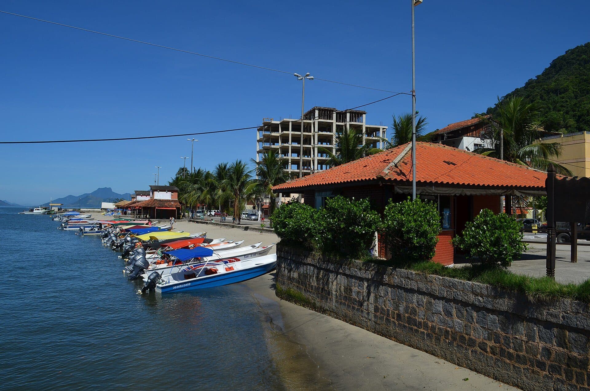 Vista da orla e do mar na Praia de Itacuruçá