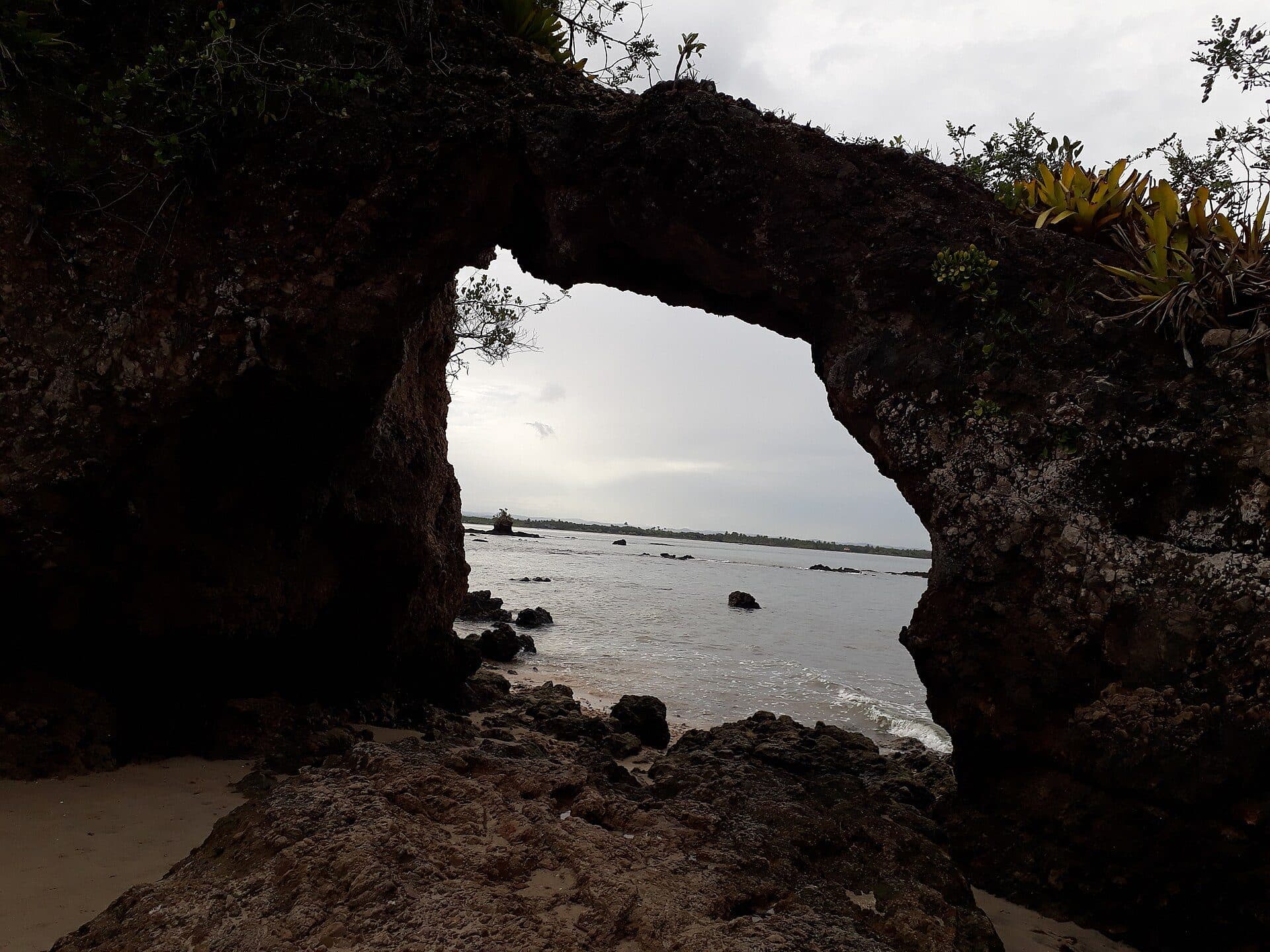 Vista da paisagem natural da Ilha da Pedra Furada