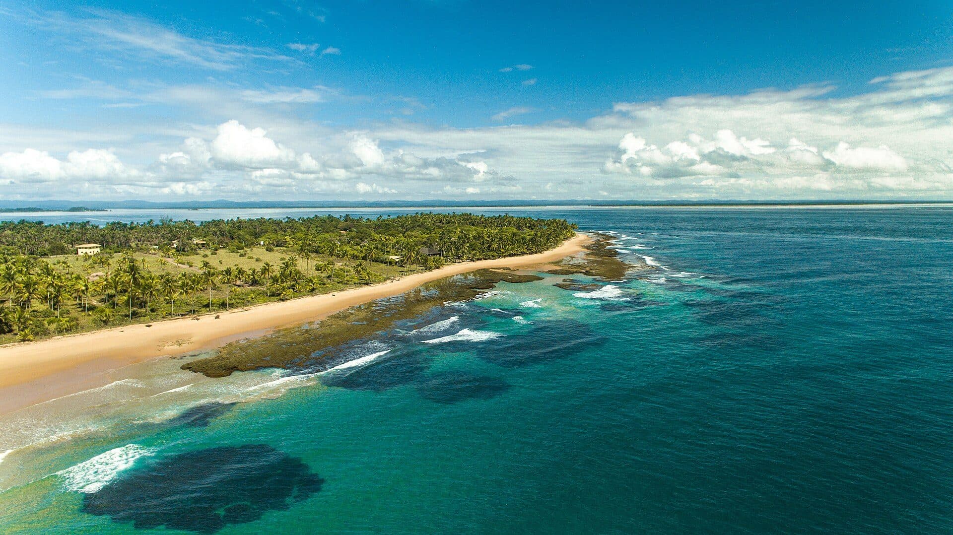 Vista da Praia dos Três Coqueiros em Maraú, na Bahia