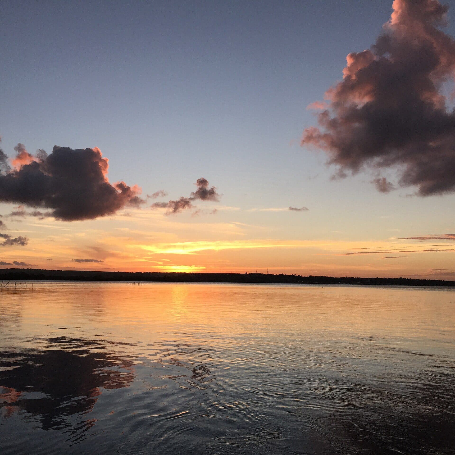 Pôr do sol sobre as águas da Lagoa Manguaba em Marechal Deodoro