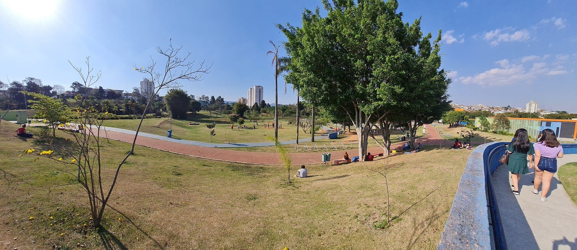 Vista panorâmica da área de playground no Parque da Cidade