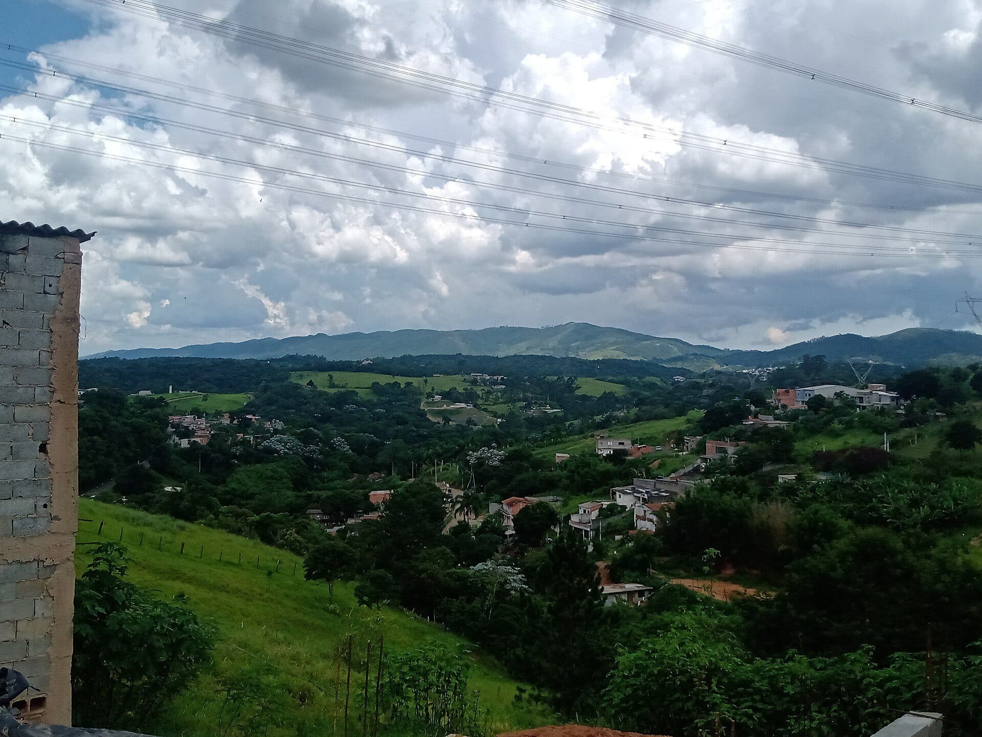 Vista da Serra do Itapeti e do Pico do Urubu a partir de Itaquaquecetuba