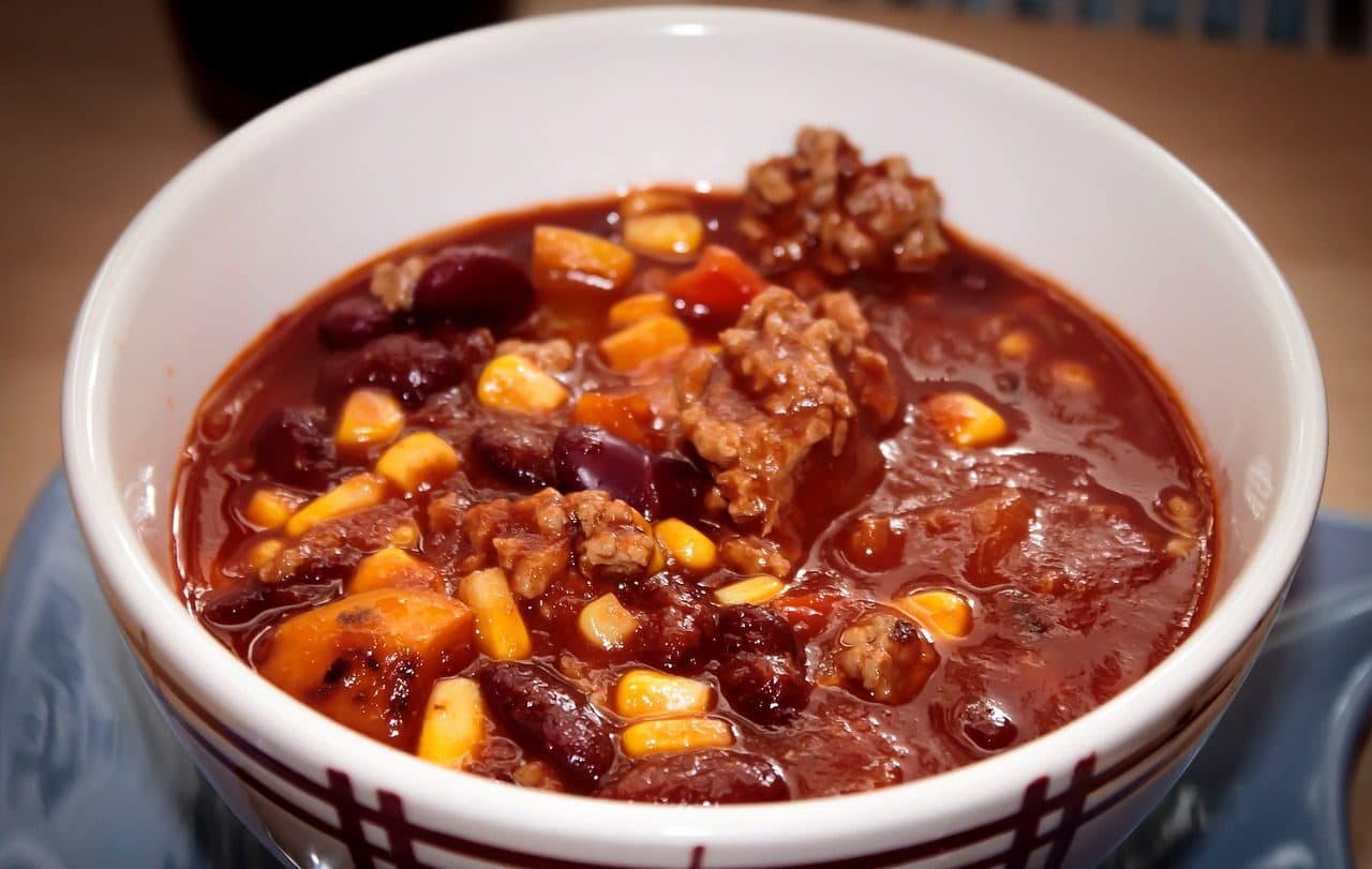 Prato de chili com carne servido para uma refeição