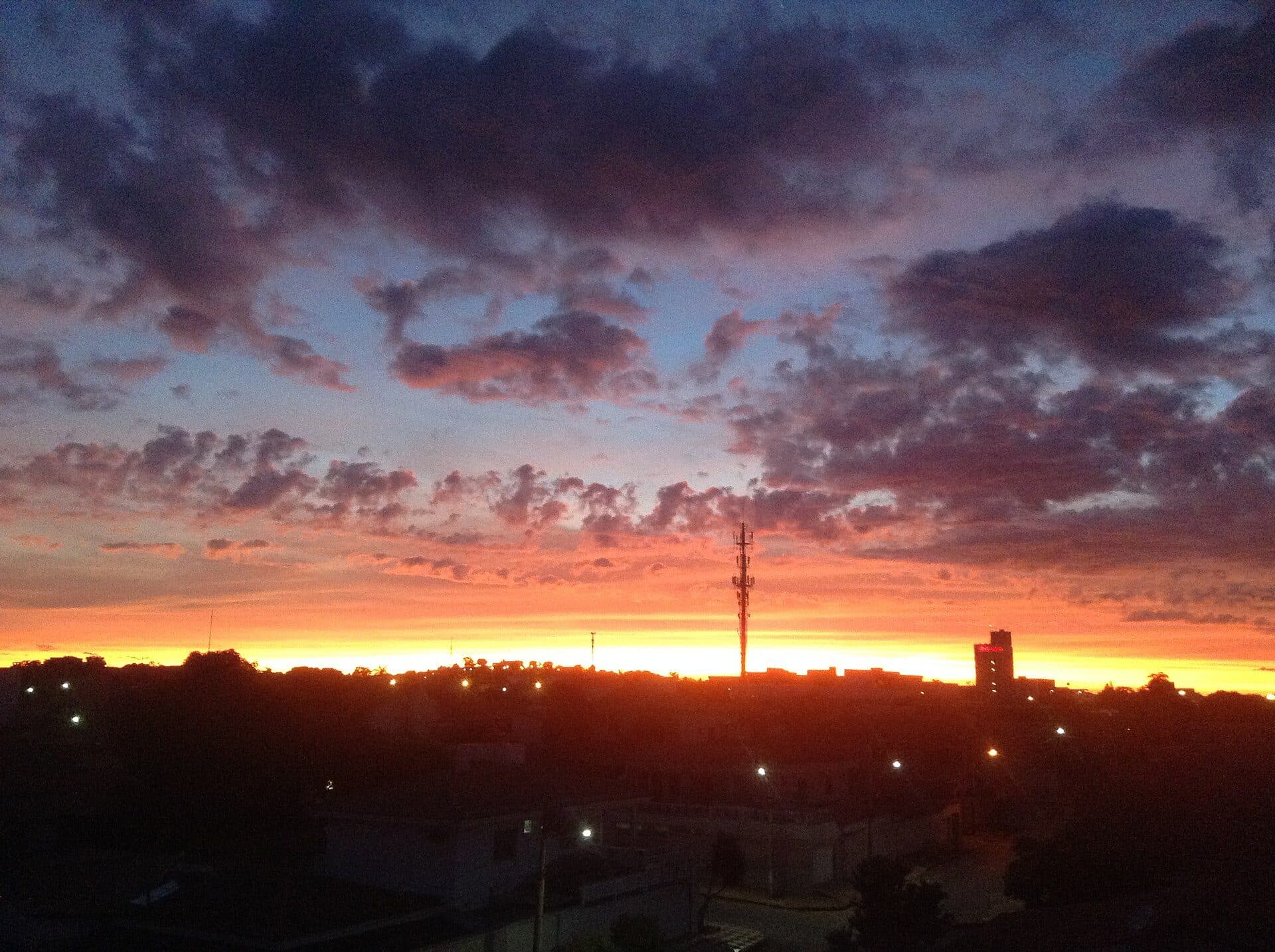 Vista do nascer do sol na cidade de Montes Claros
