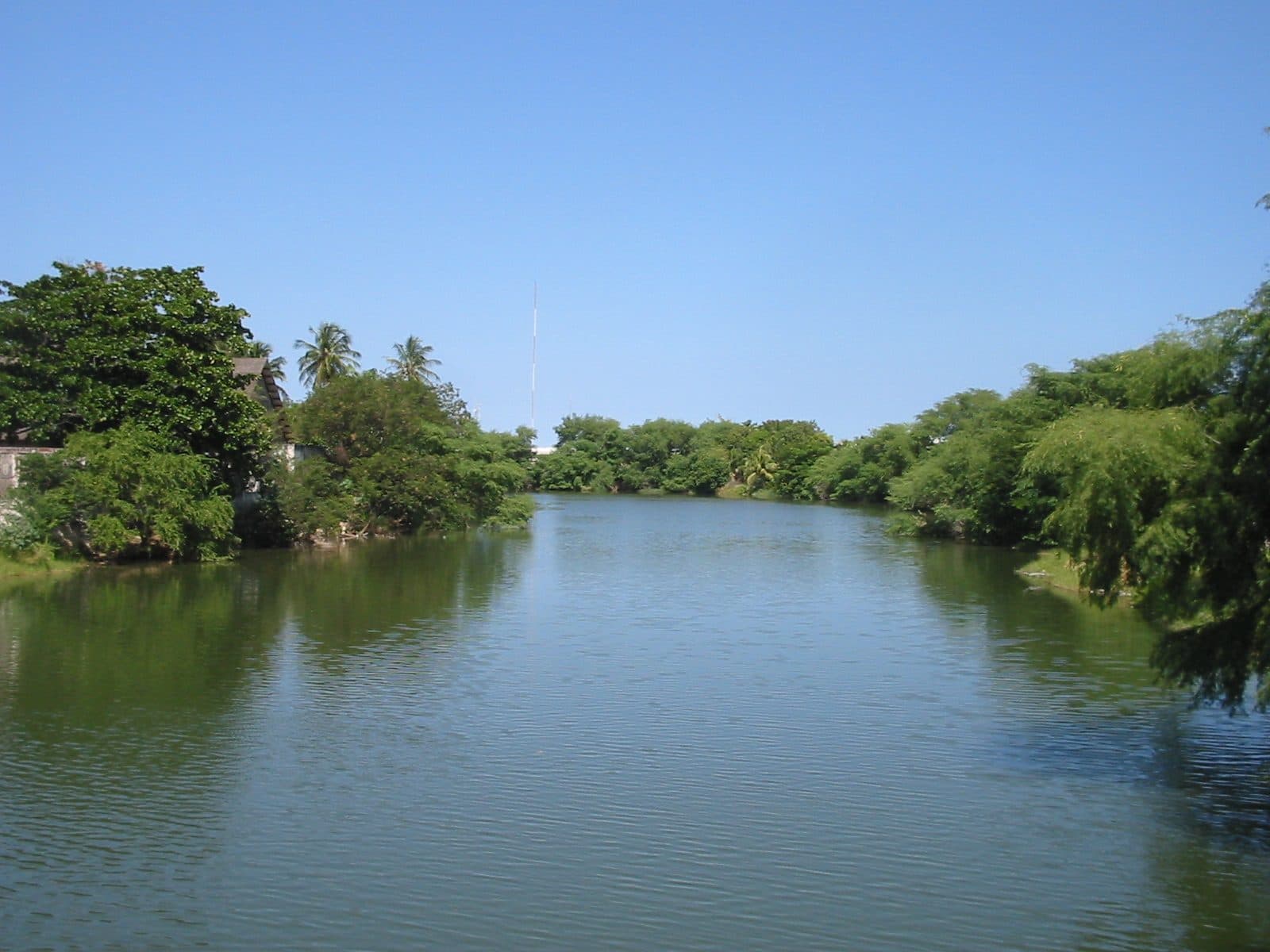 Vista panorâmica das águas e margens do Rio Mossoró