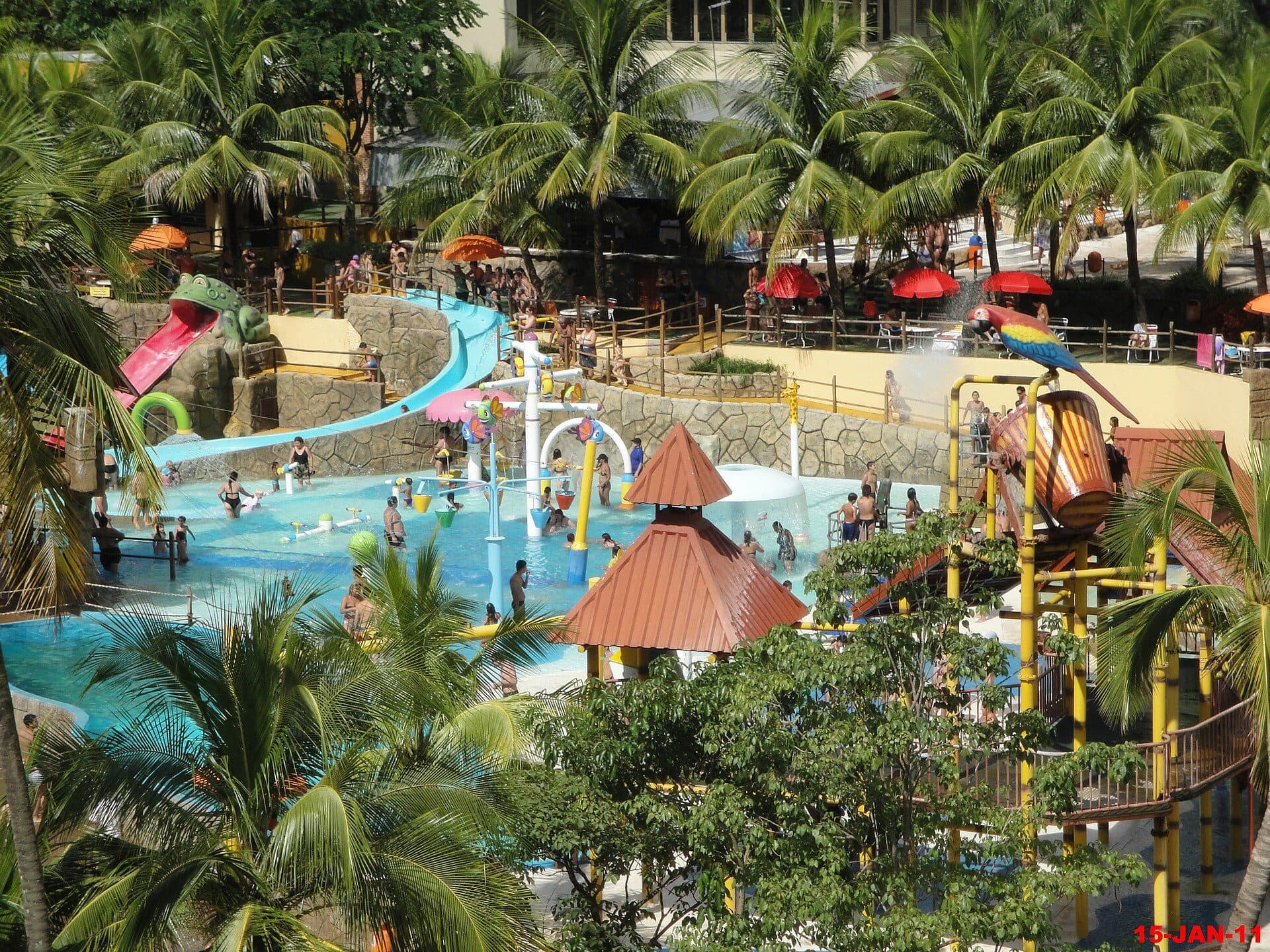 Atração infantil com baldão de água no parque aquático Thermas dos Laranjais, em Olímpia