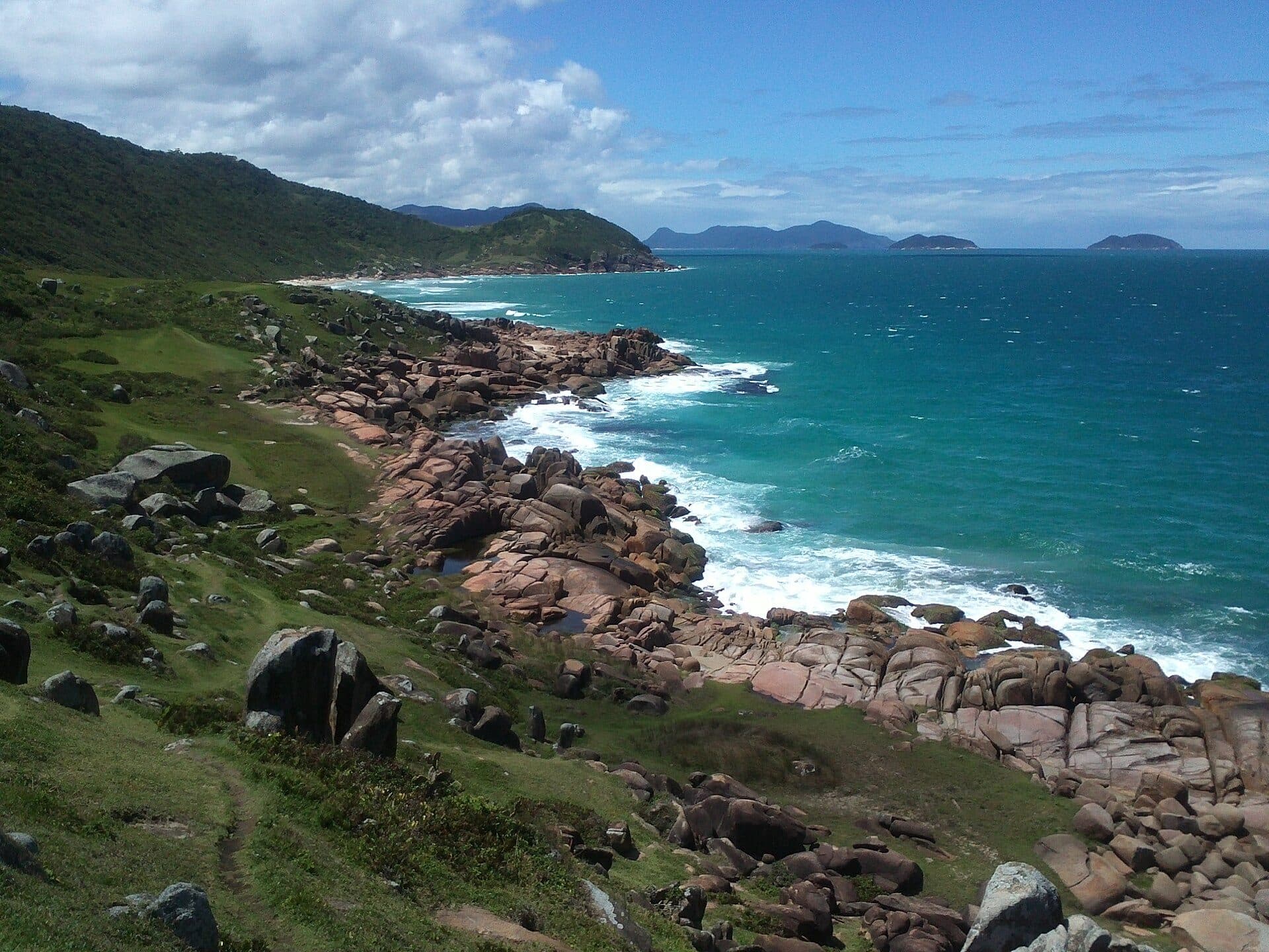 Vista da praia da Guarda do Embaú em Palhoça, Santa Catarina