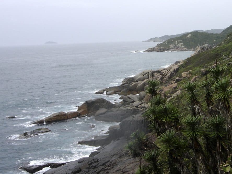 Vista da orla da Praia do Sonho em Palhoça, Santa Catarina