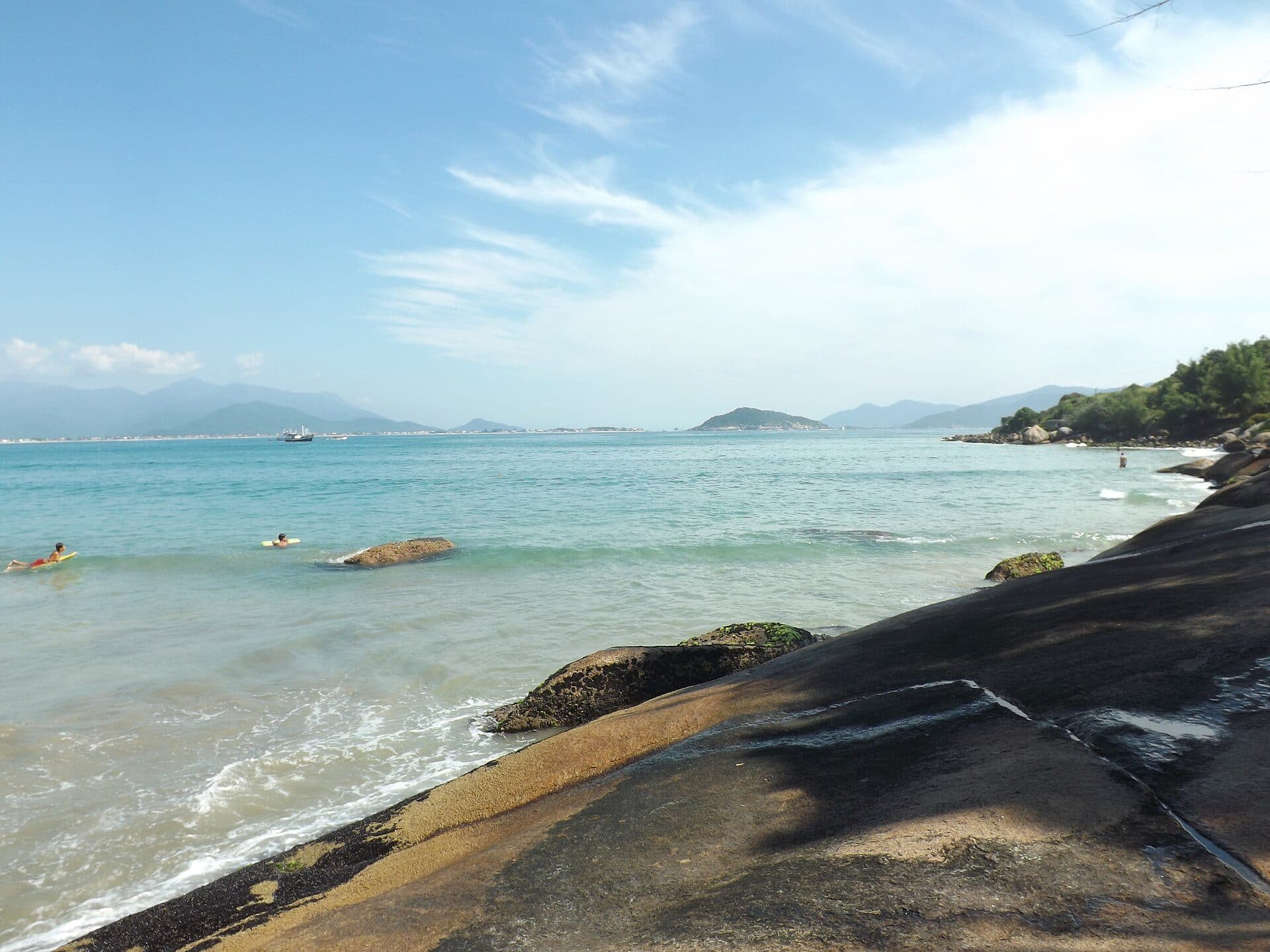 Vista panorâmica da Praia de Cima na região da Pinheira