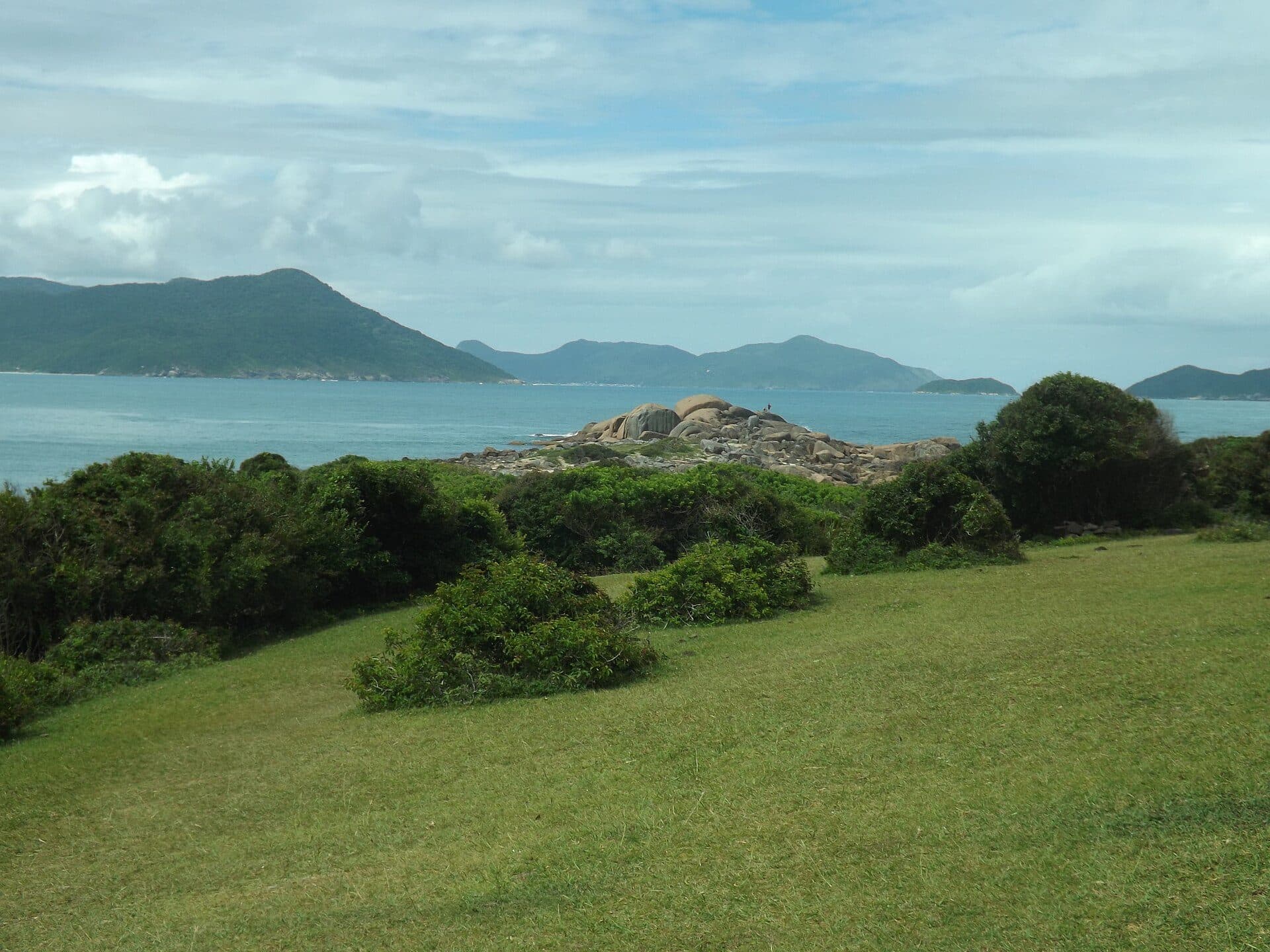 Vista da trilha entre a Praia de Cima e a Ponta da Pinheira