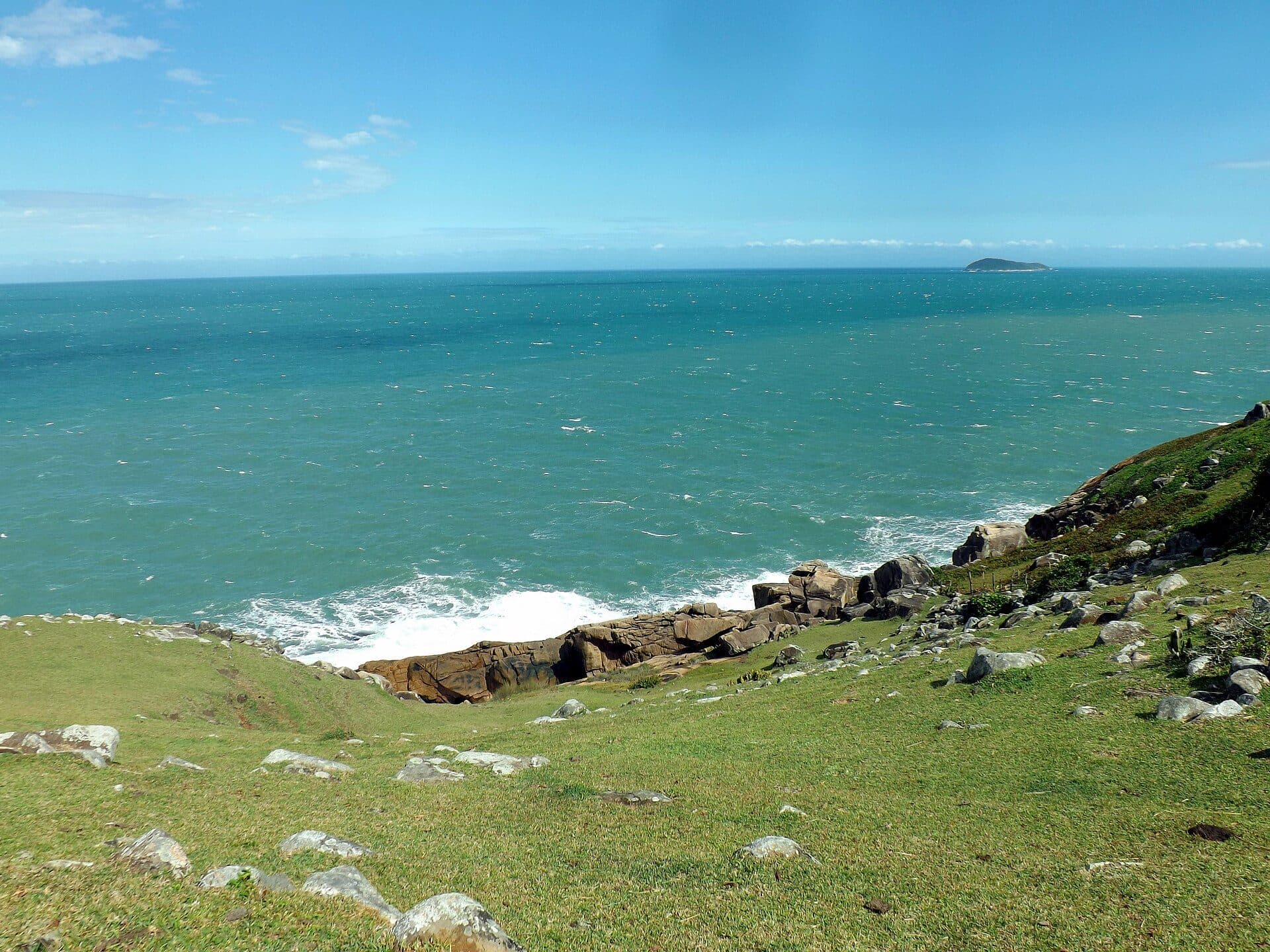 Vista da trilha entre a Praia da Pinheira e a Guarda do Embaú