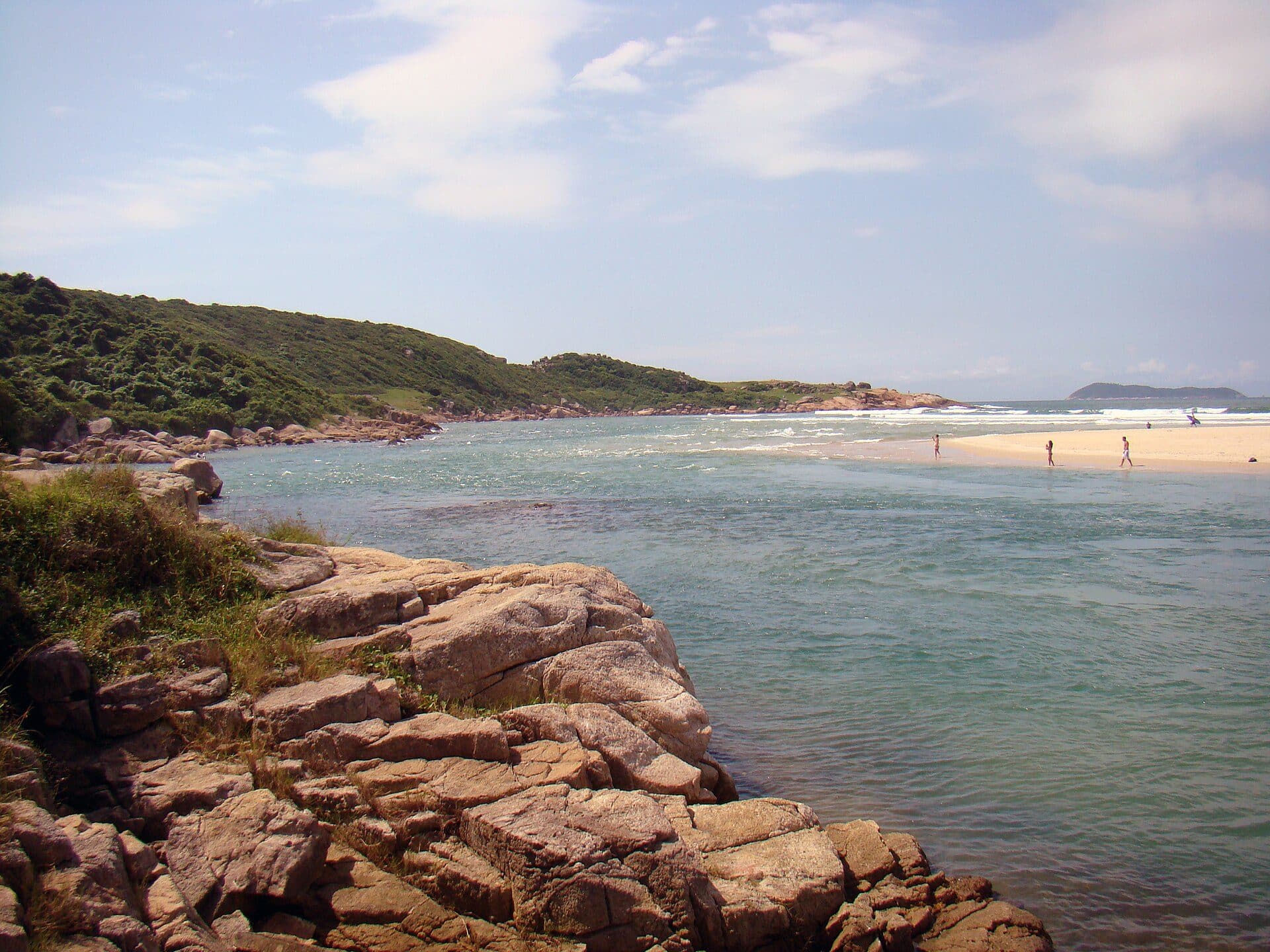 Vista da praia da Guarda do Embaú em Santa Catarina