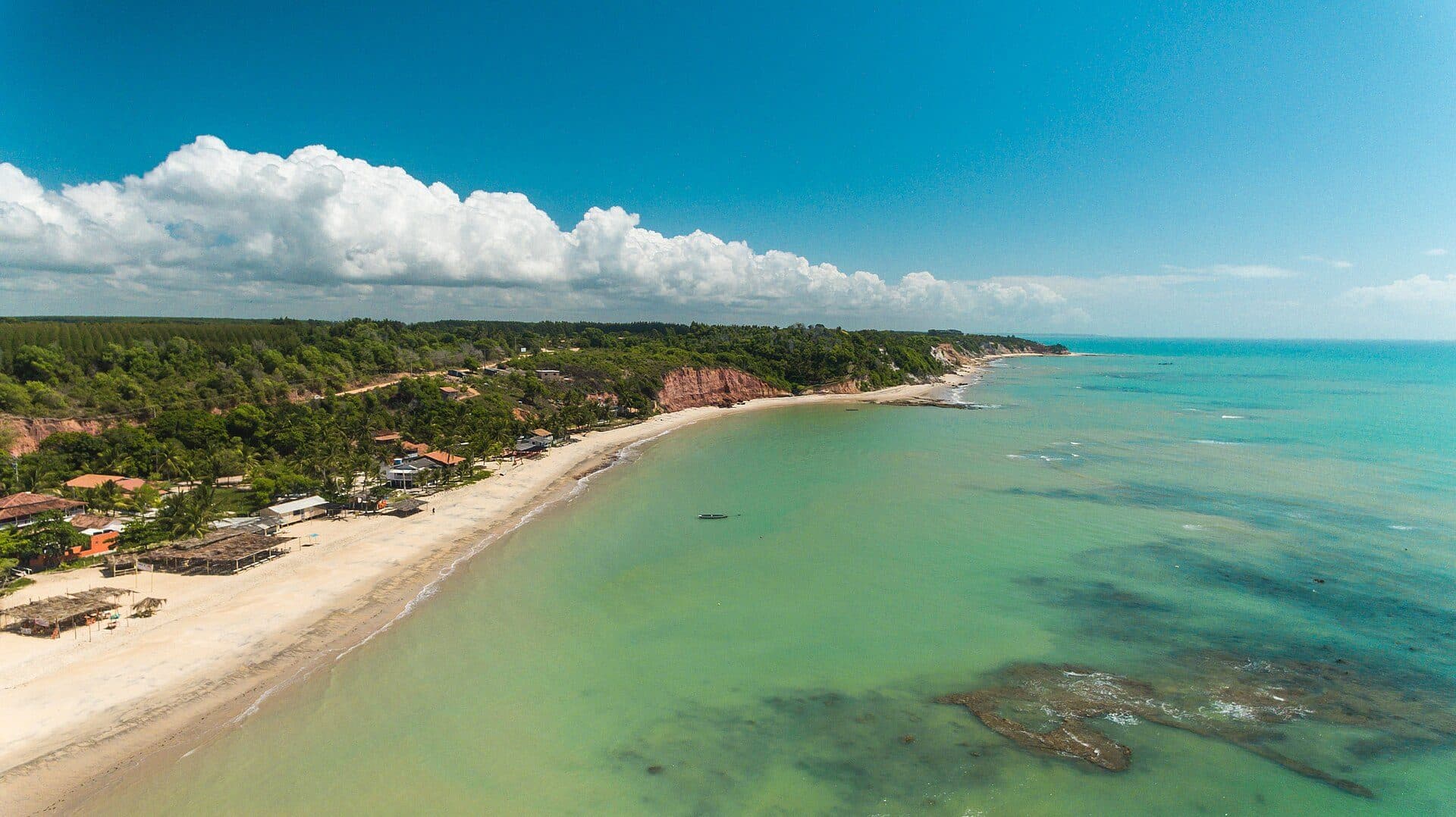 Vista da Praia da Paixão em Prado, na Bahia