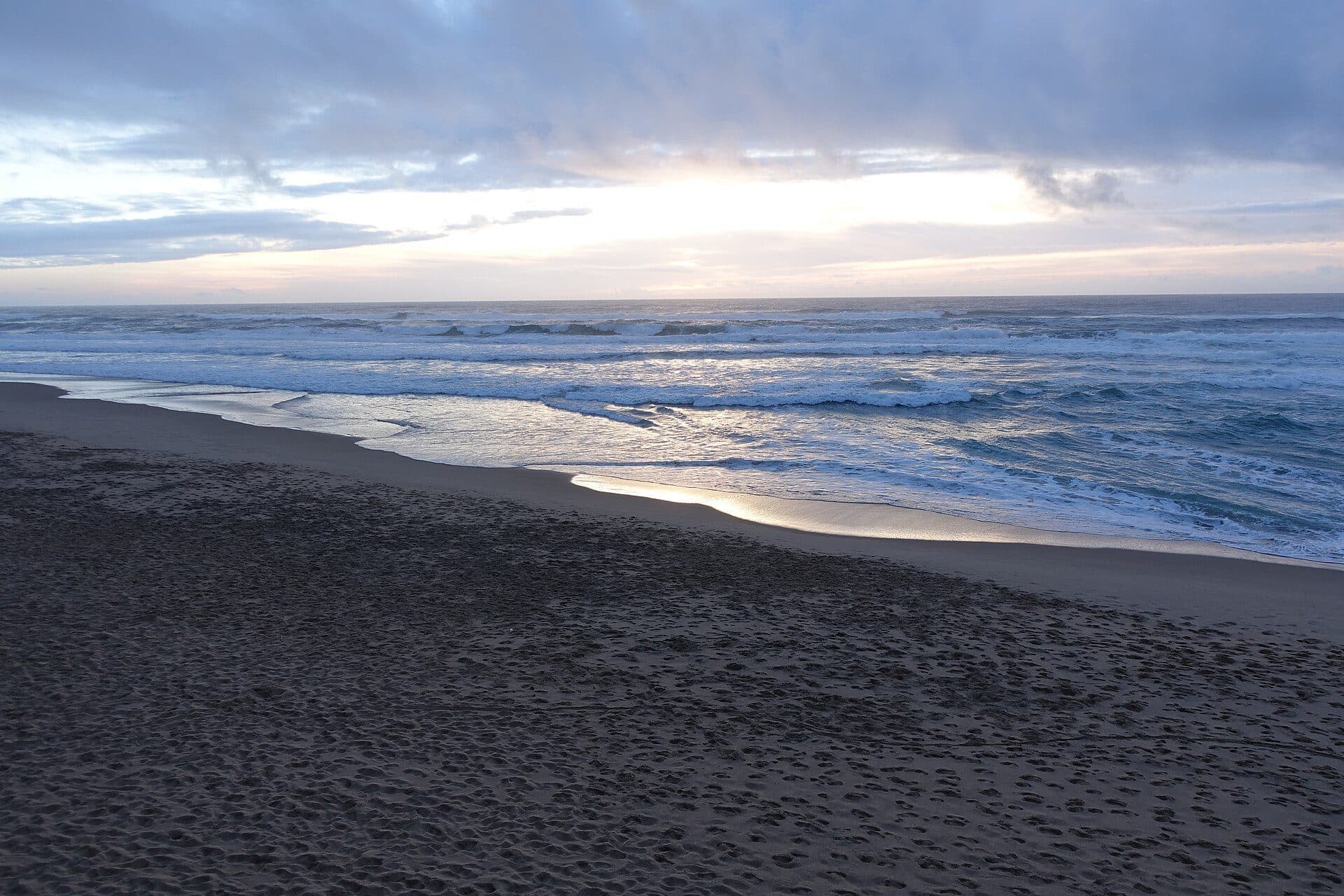 Vista do pôr do sol no horizonte em Praia Grande