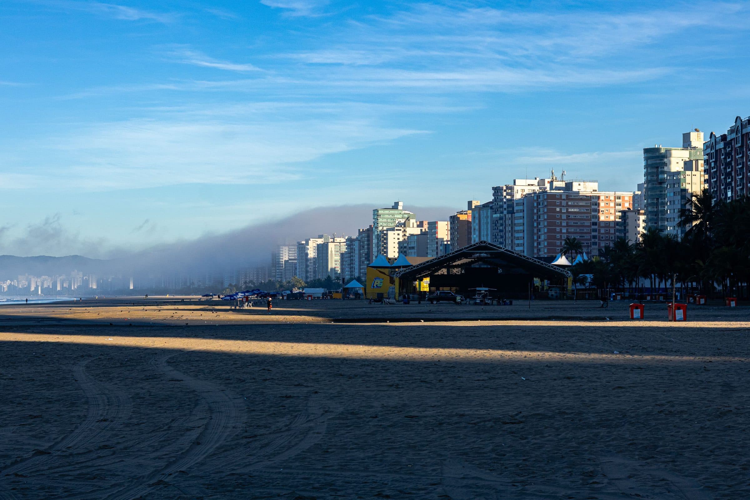 Luz da manhã na praia de Praia Grande com prédios altos ao longo da orla