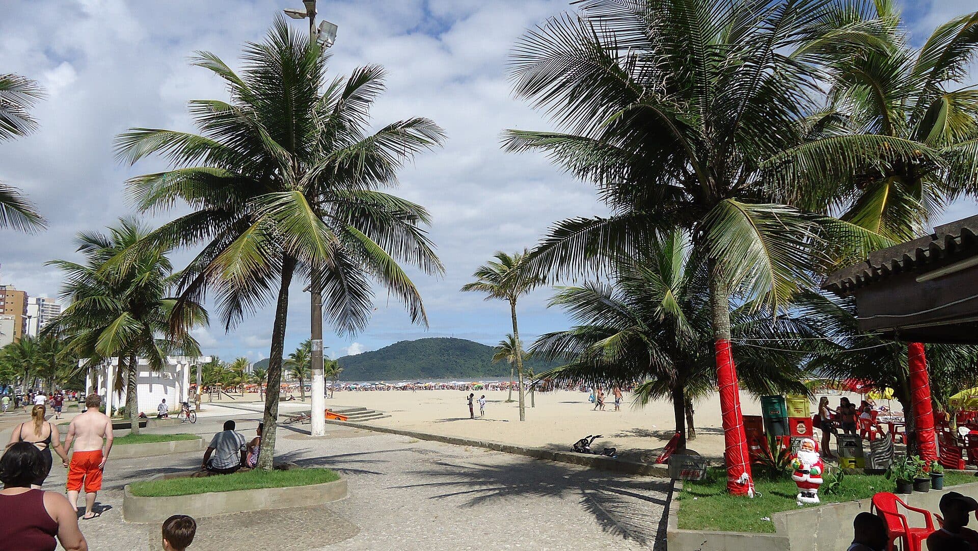 Vista da orla da Praia da Guilhermina em Praia Grande durante as celebrações de Ano-Novo