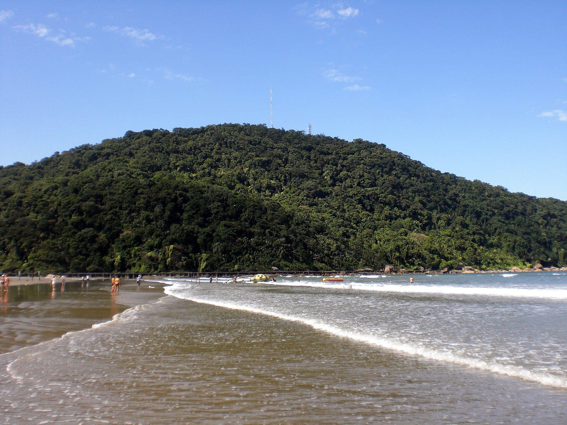 Vista da orla da Praia do Canto do Forte em São Paulo