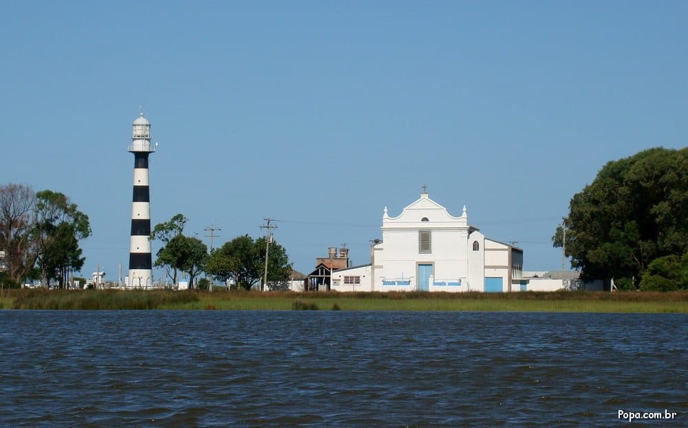 Vista externa da construção do Farol da Barra