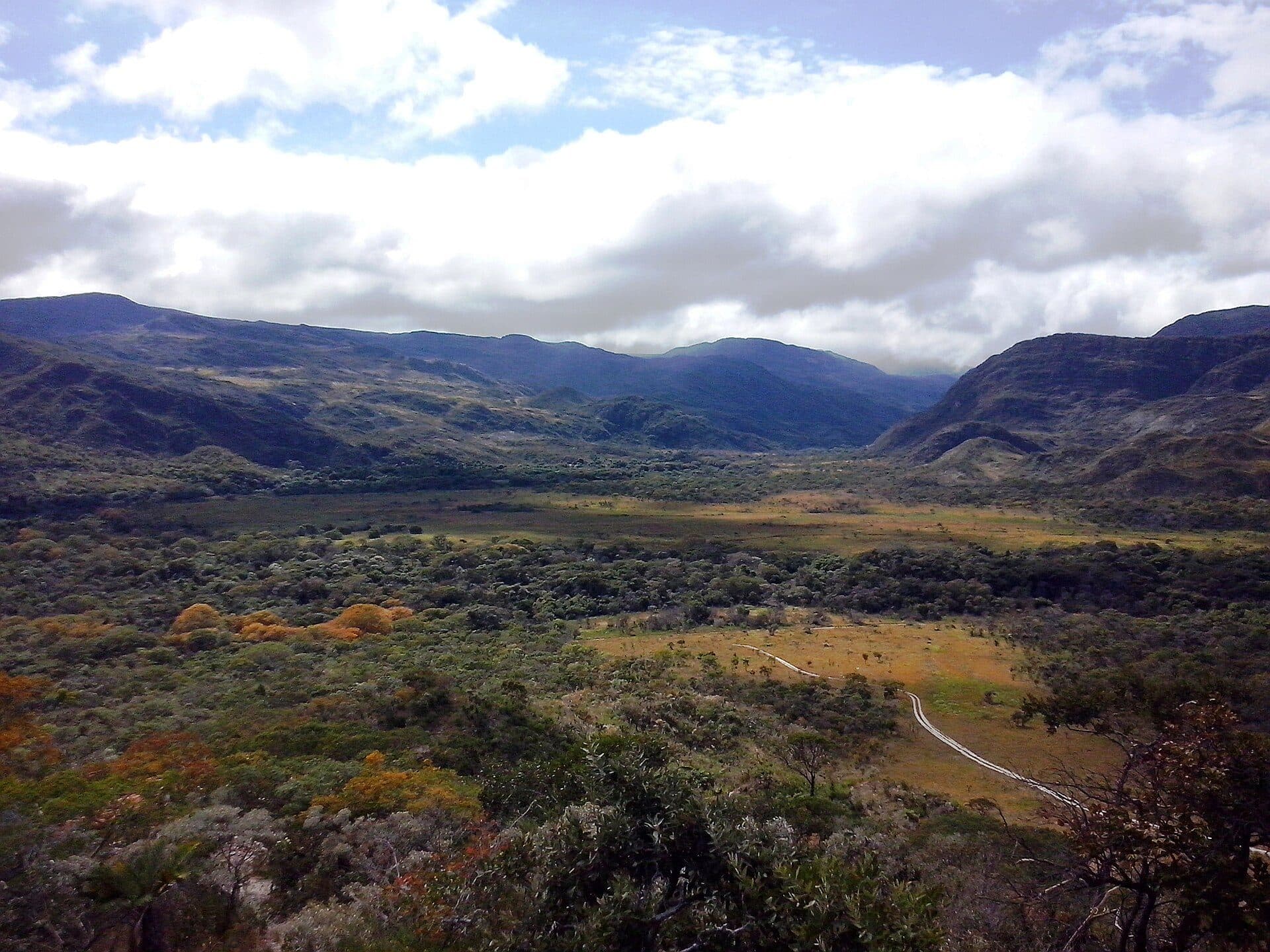 Paisagem de relevo ondulado no Parque Nacional da Serra do Cipó em Santana do Riacho