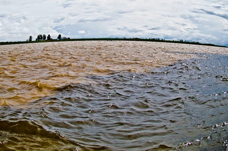 Encontro das águas dos rios Tapajós e Amazonas em Santarém, no Pará