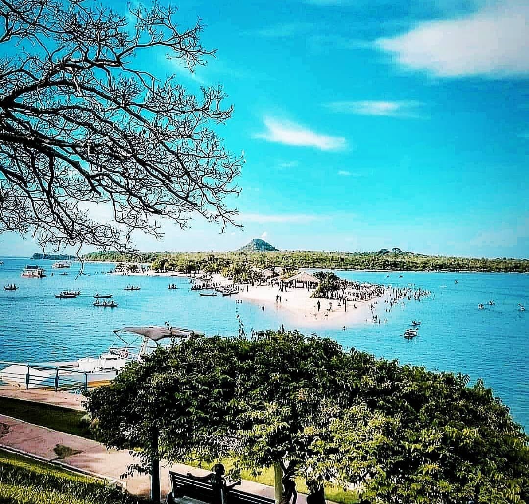 Vista da praia da Ilha do Amor em Alter do Chão