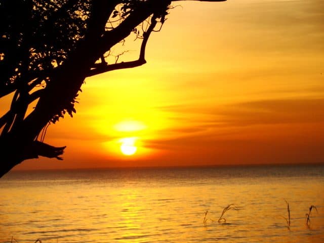 Pôr do sol na Praia de Ponta de Pedras em Santarém, no Pará