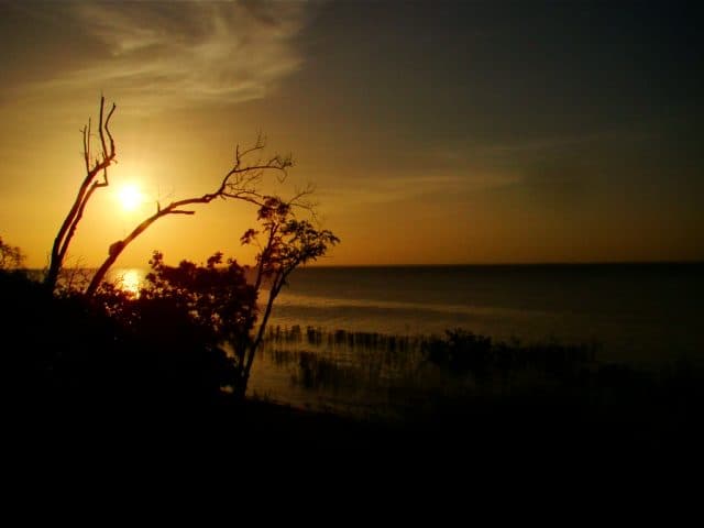 Pôr do sol na Praia de Ponta de Pedras, em Santarém, no Pará