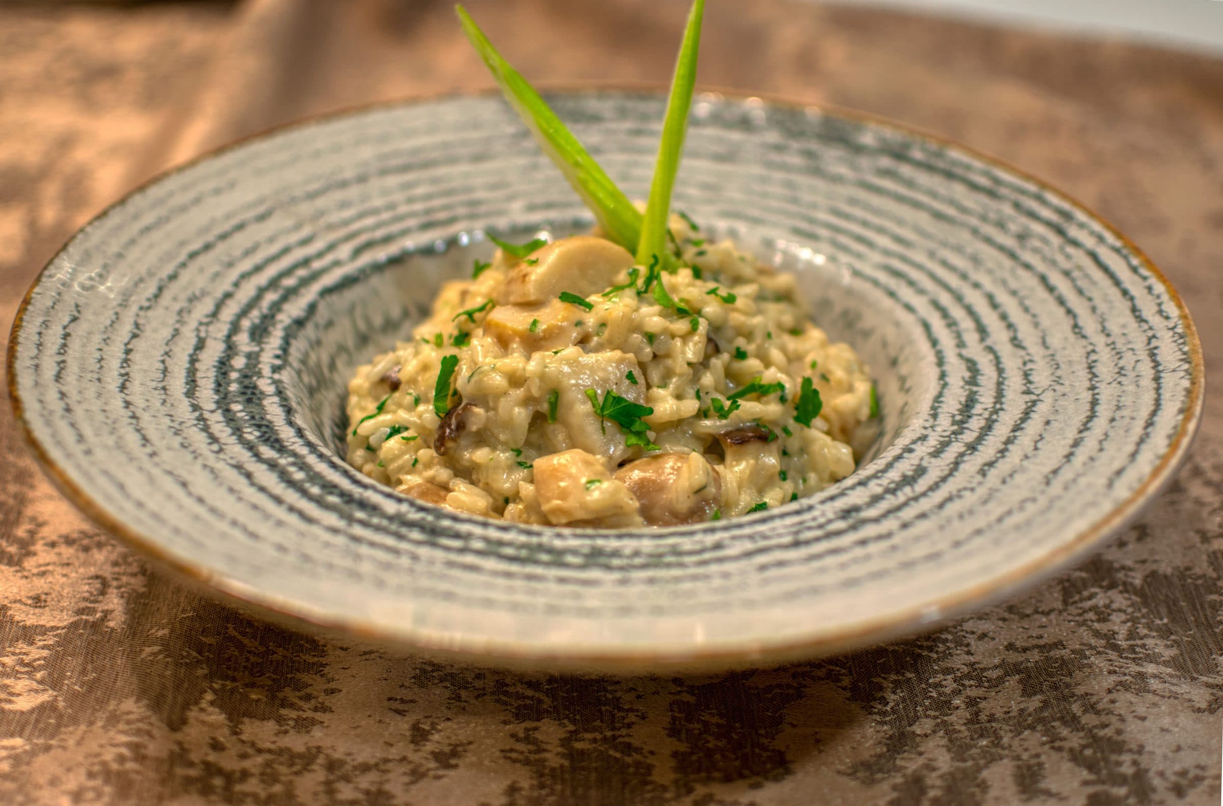 Risoto de cogumelos com salsinha servido em um prato