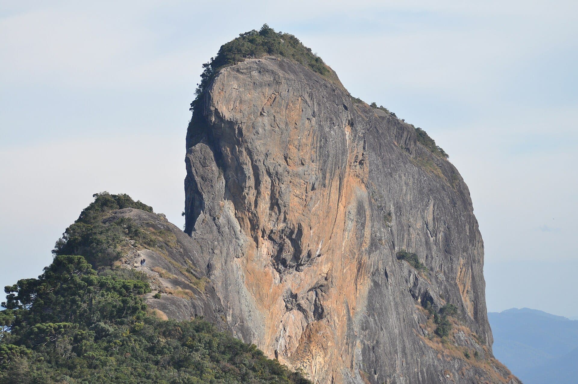 Vista da formação rochosa do Bauzinho em São Bento do Sapucaí