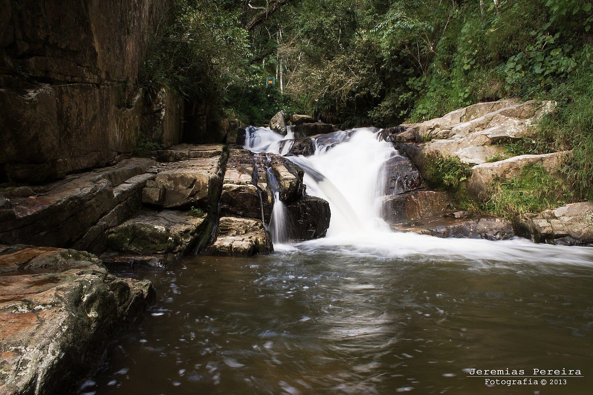 Queda d'água da Cachoeira dos Amores em São Bento do Sapucaí
