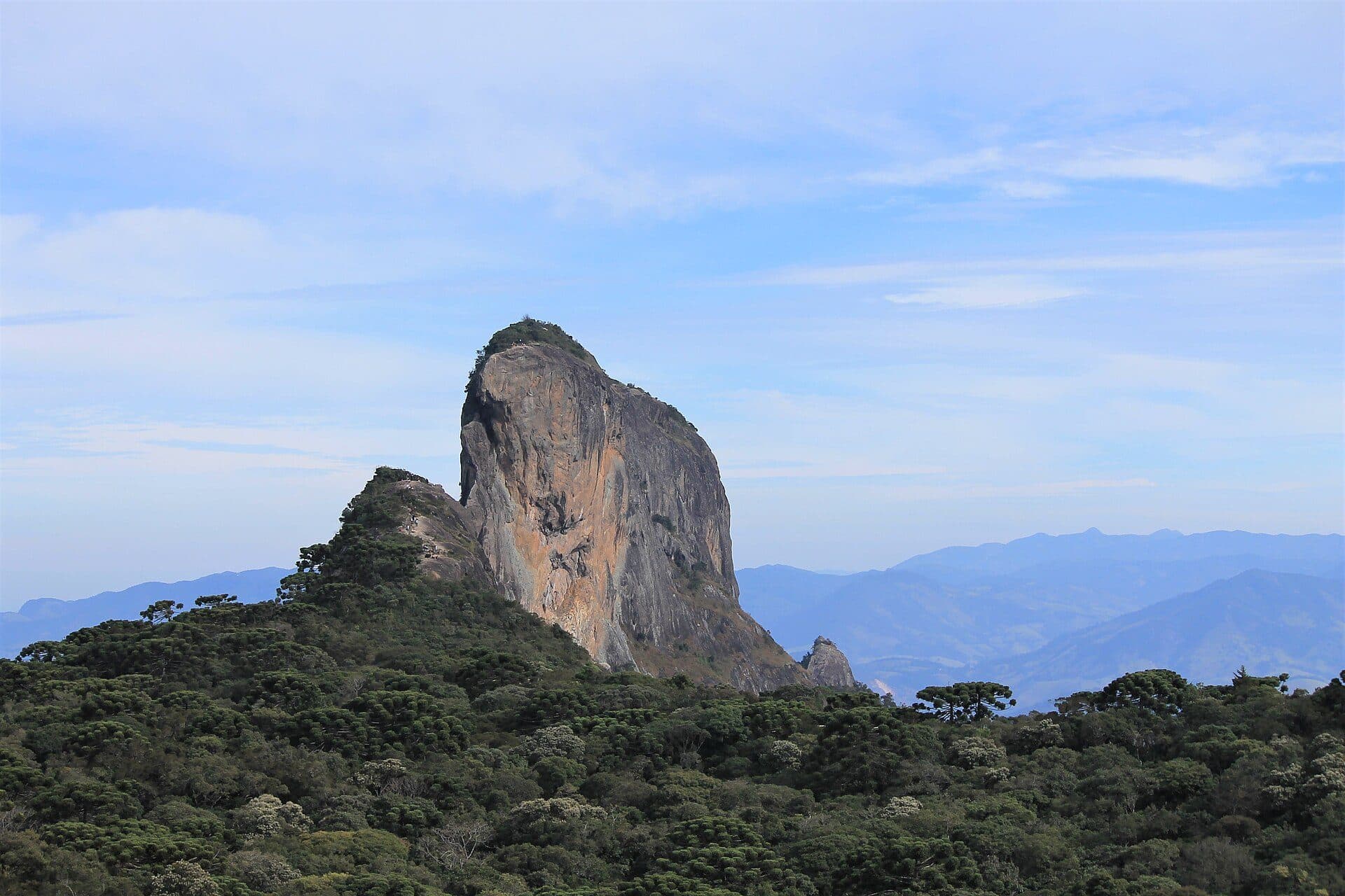 Vista da Pedra do Baú e do Bauzinho em São Bento do Sapucaí