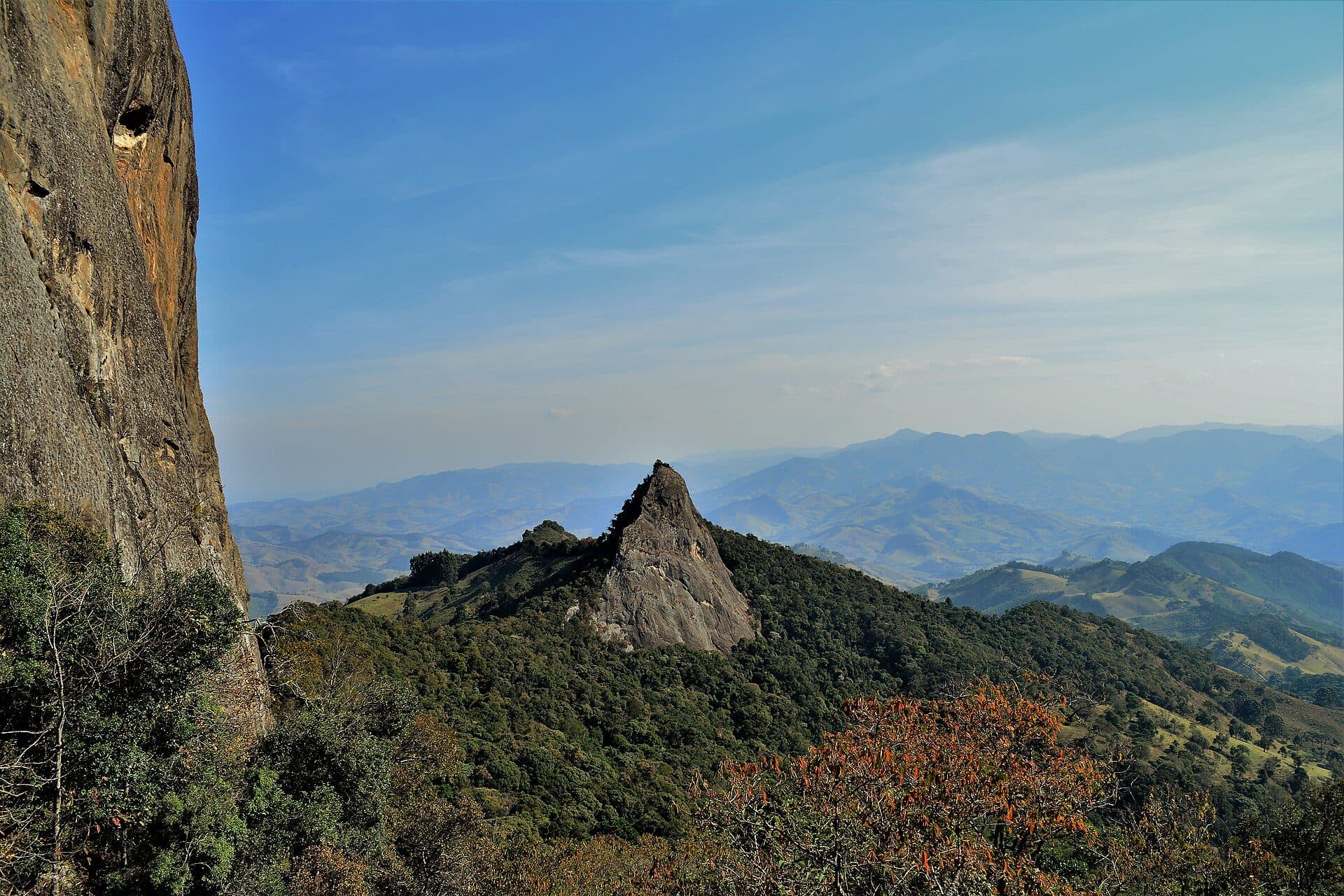 Vista da formação rochosa da Pedra Ana Chata em São Bento do Sapucaí