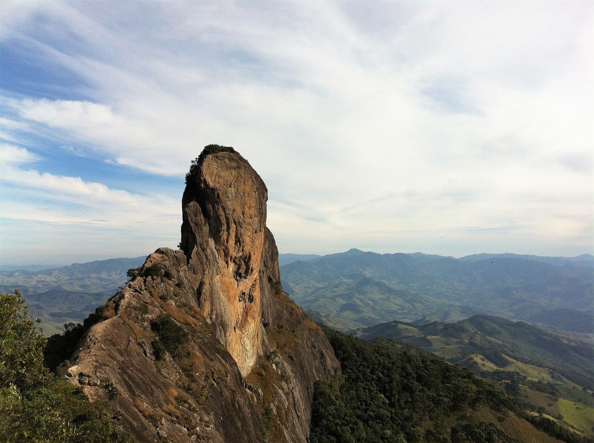 Vista da formação rochosa da Pedra do Baú em São Bento do Sapucaí